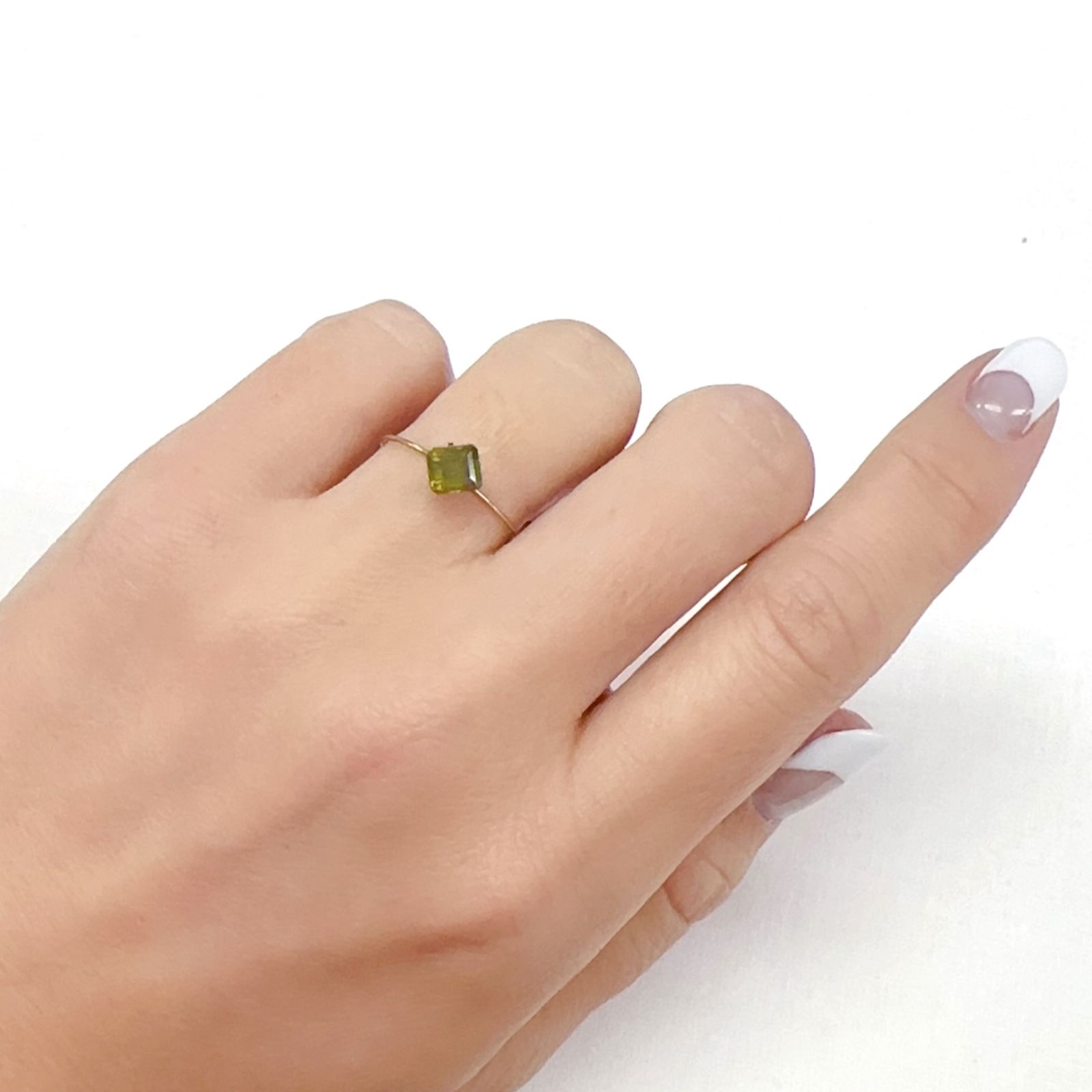 カラーチェンジスフェーン(宝石名スフェーン（カラーチェンジ・タイプ）)パキスタン産 0.79ct 識別済[231224734]5.2x4.7mm前後