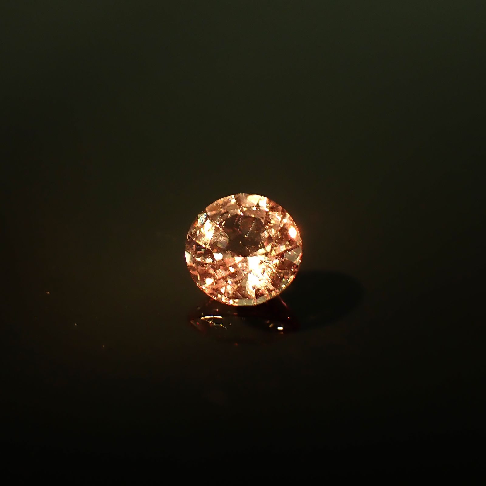 ドラゴンガーネット タンザニア産 0.56ct / 4.9x4.9mm前後 [260732666]