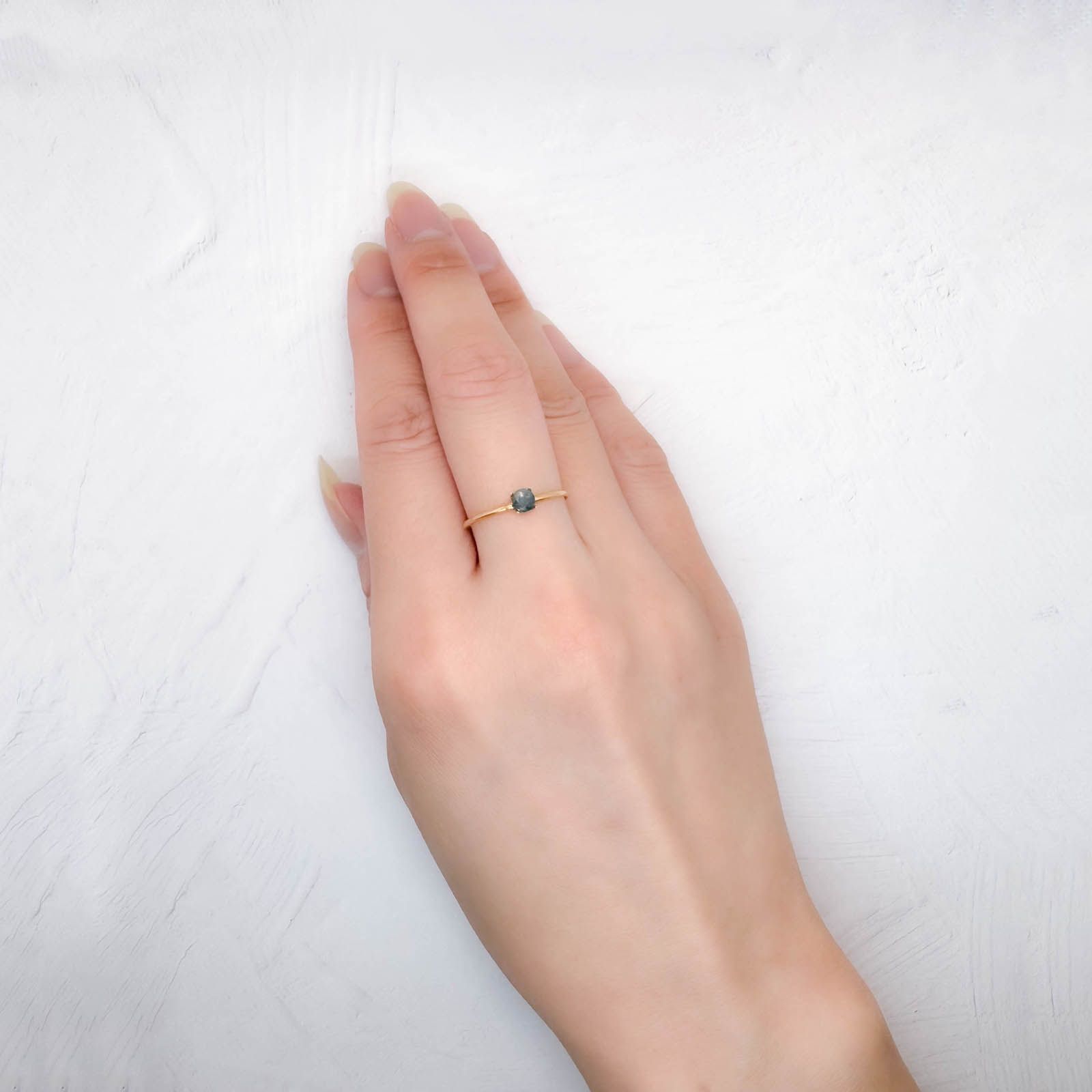 シルキーアレキサンドライト ブラジル・ミナスジェライス州ヘマチタ鉱山産 0.28ct / 3.7x3.7mm前後 [250931023]