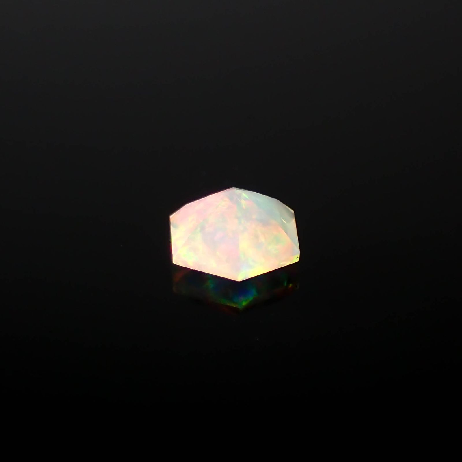 ◇ヘキサゴンカット◇エチオピアオパール エチオピア産 0.24ct[240226216]4.8x4.7mm前後