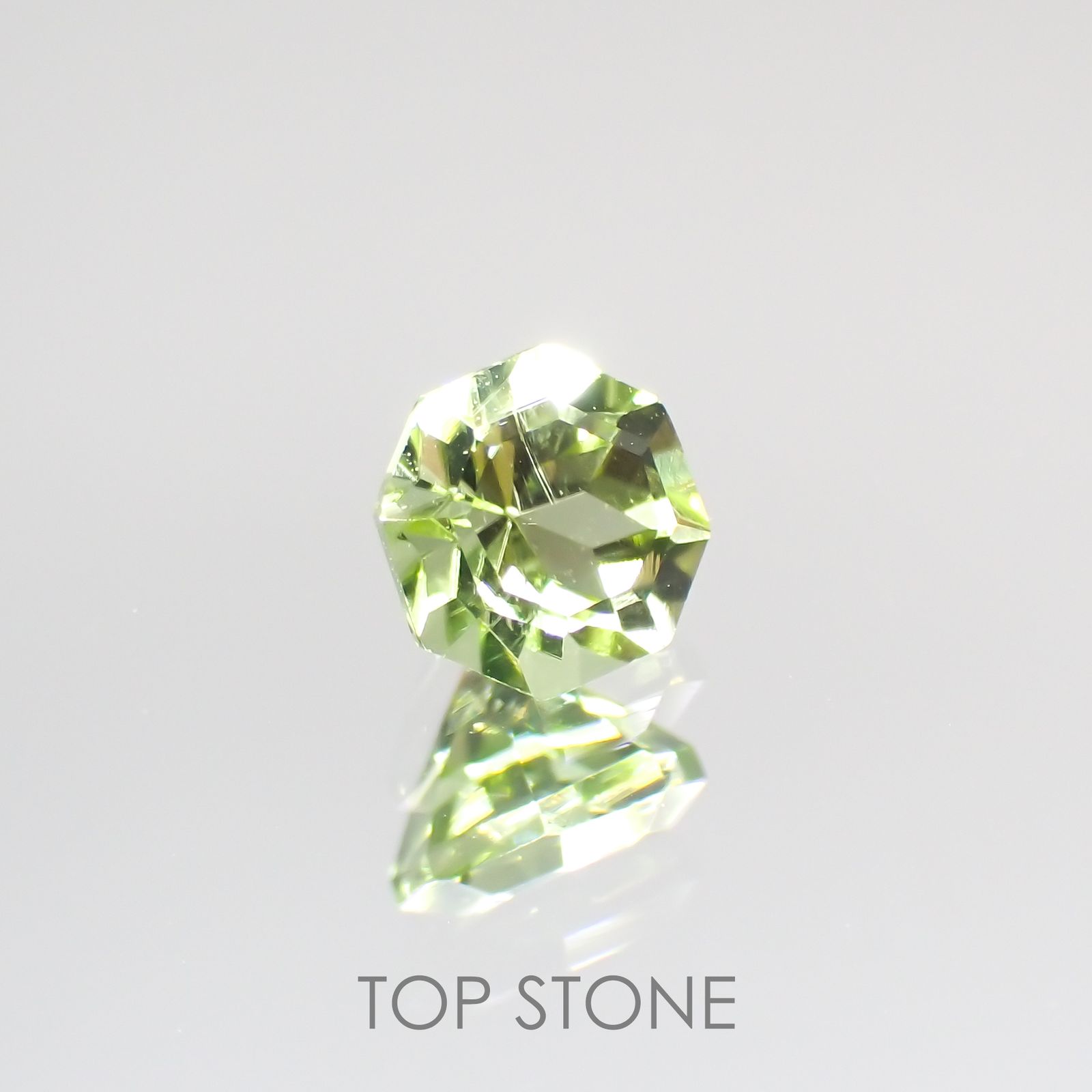 ◇オクタゴンカット◇ペリドット(宝石名ペリドット) パキスタン産 0.35ct 識別済[210913107]4.1×4mm前後