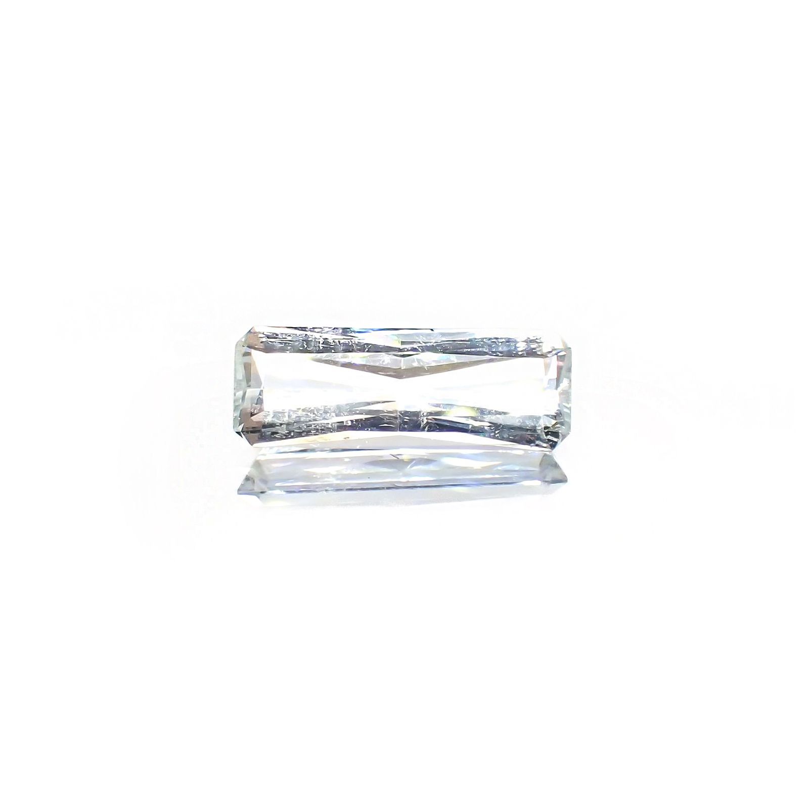 ジェレメジェバイト(宝石名エレメジェバイト)ナミビア産 ソ付(彩珠) 3.221ct / 16x5.8mm前後 [220616458]