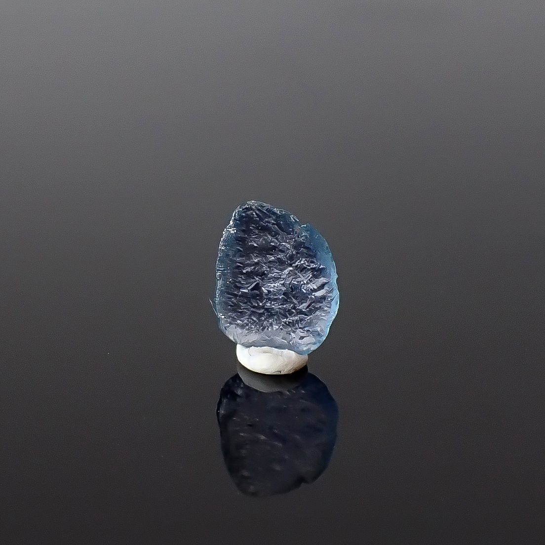 ヨーゴサファイア原石 アメリカ・モンタナ州ヨーゴ渓谷産 0.26ct / 5.8x4.5mm前後 [260431990]