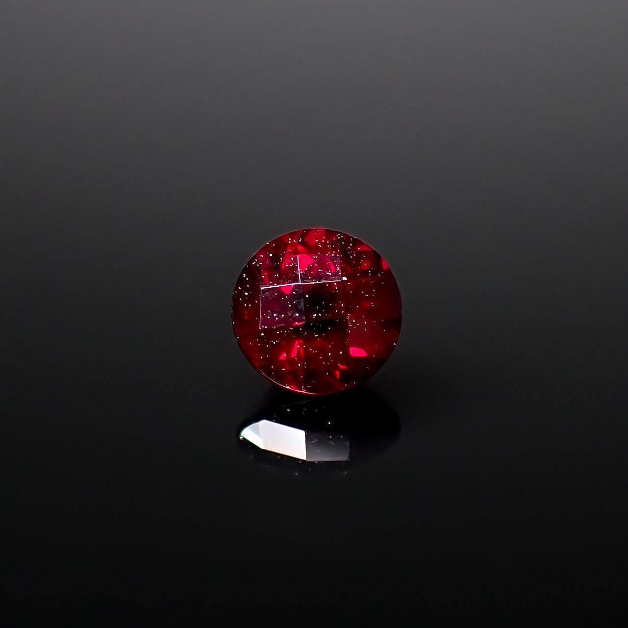 ◇チェッカーカット◇アントヒルガーネット(宝石名含クロム アルマンディン パイロープ・ガーネット)アメリカ・アリゾナ州産 0.881ct ソ付(彩珠)[241229407]5.5x5.5mm前後