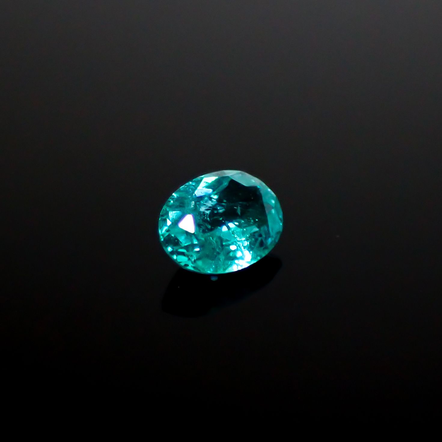 パライバトルマリン ブラジル・パライバ州バターリャ鉱山産 0.15ct [241229545]4x3mm前後