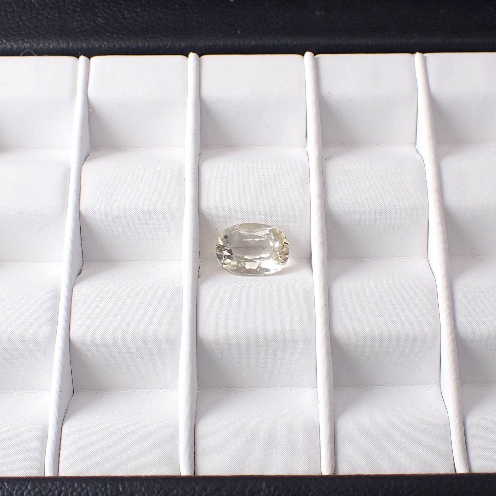 イエロースキャポライト(宝石名イエロー・スキャポライト)ブラジル・ミナスジェライス州産 識別済 1.48ct / 8.6x6.5mm前後 [251118019]