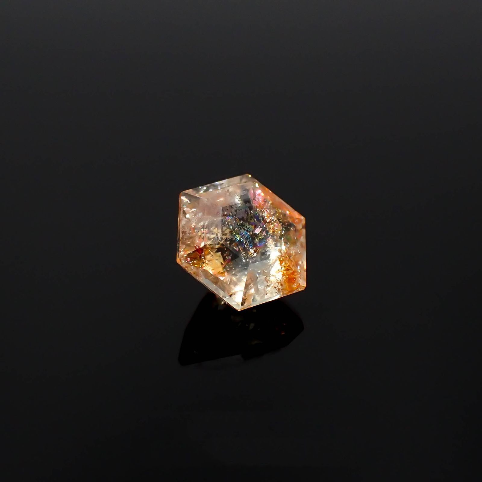 ◇ヘキサゴンカット◇イリュージョンサンストーン タンザニア産 1.32ct / 6.8x6.6mm前後 [230320952]