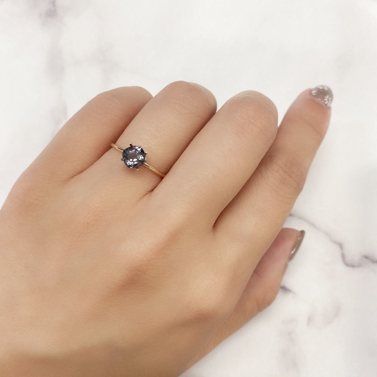 プラチナスピネル(宝石名スピネル) ビルマ産 0.889ct ソ付(彩珠)[210912851]5.5×5.4mm前後