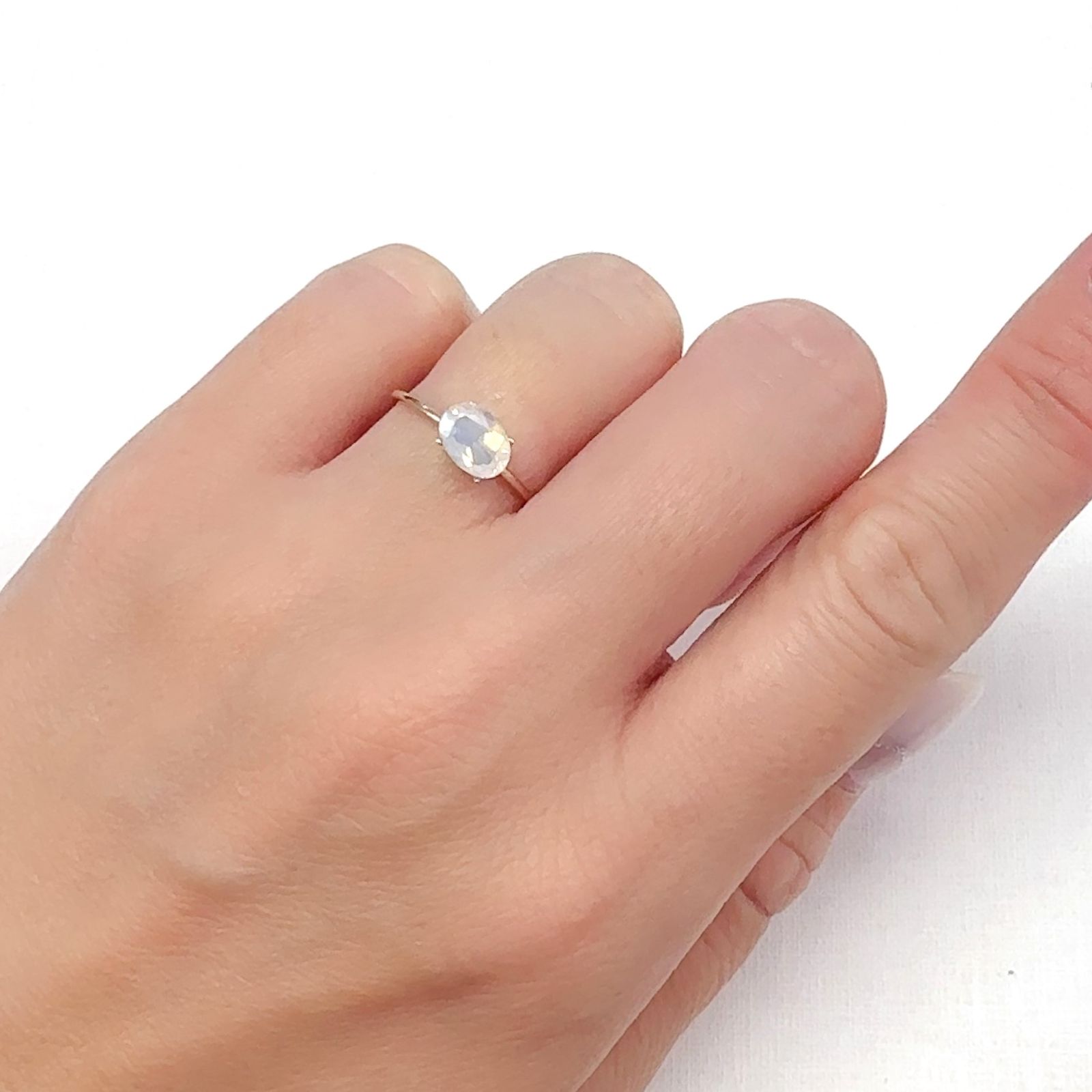 ムーンストーン(宝石名オーソクレース)インド/スリランカ産 0.70ct 識別済[240527736]7.1x5.1mm前後