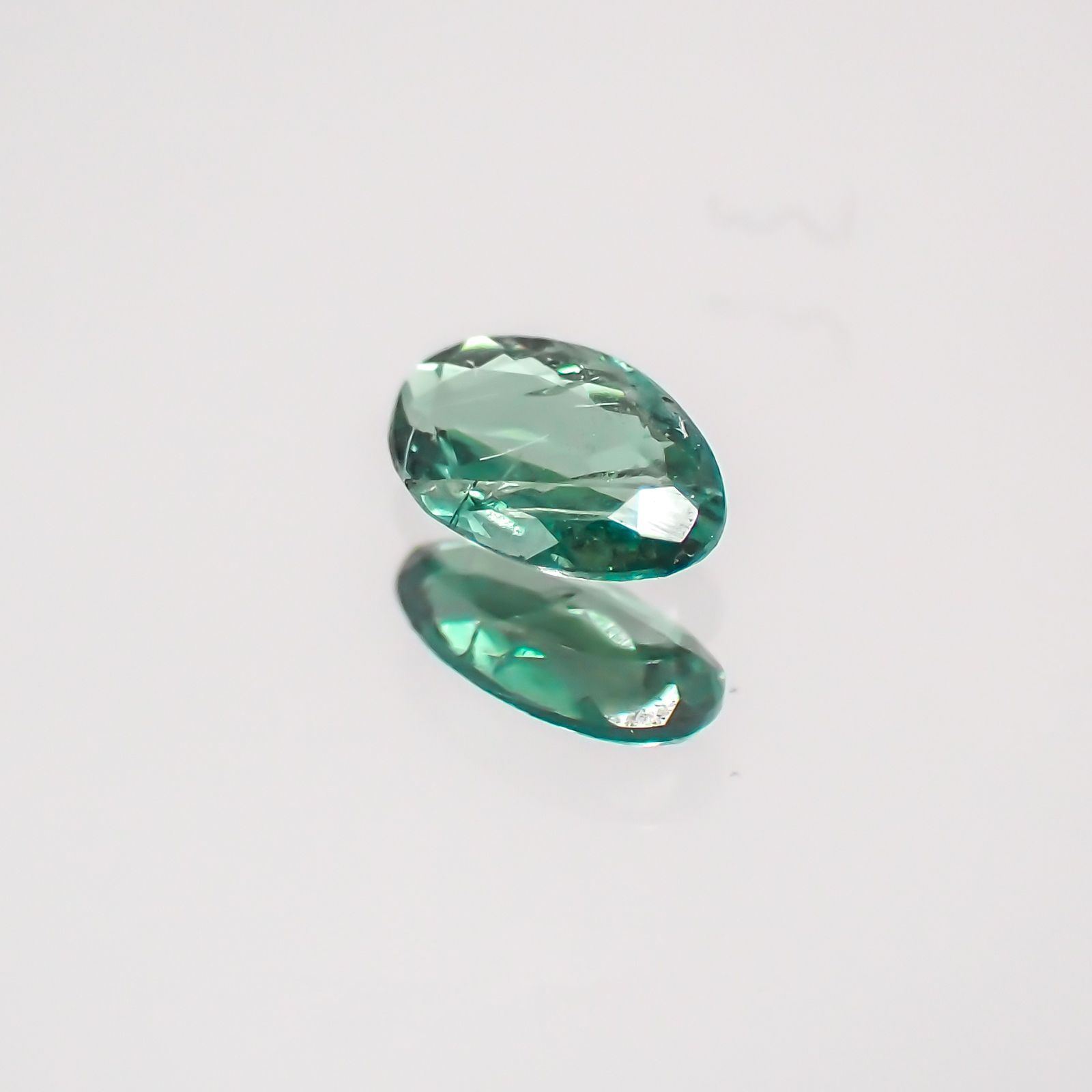 アレキサンドライト(宝石名アレキサンドライト)ブラジル・ミナスジェライス州ヘマチタ鉱山産 0.1ct 識別済[231023806]4x2.5mm前後