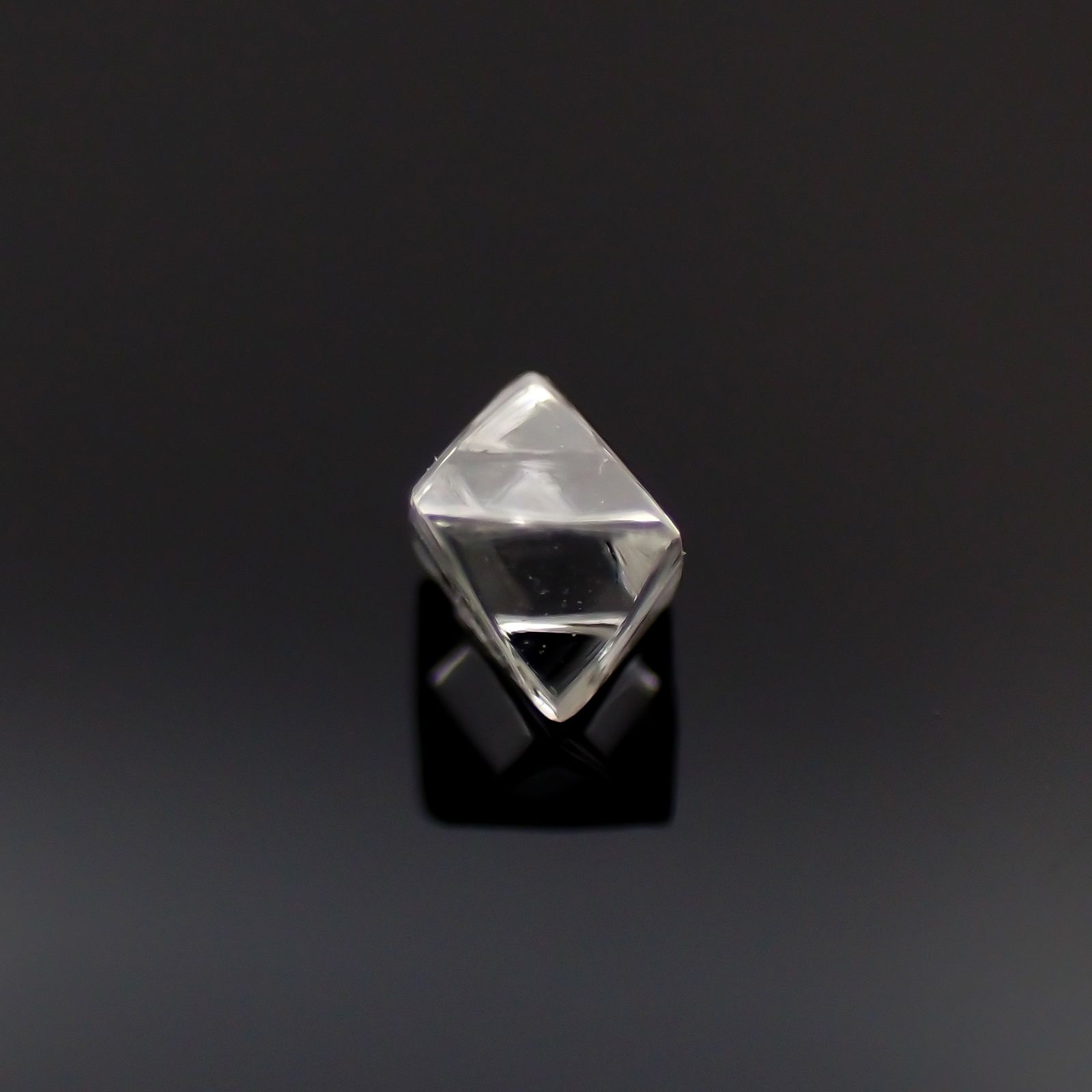 ソーヤブルダイヤモンド 原石(トライゴンあり・薄/Trigon) ロシア産 0.097ct[230923469]2.8x2.8mm前後