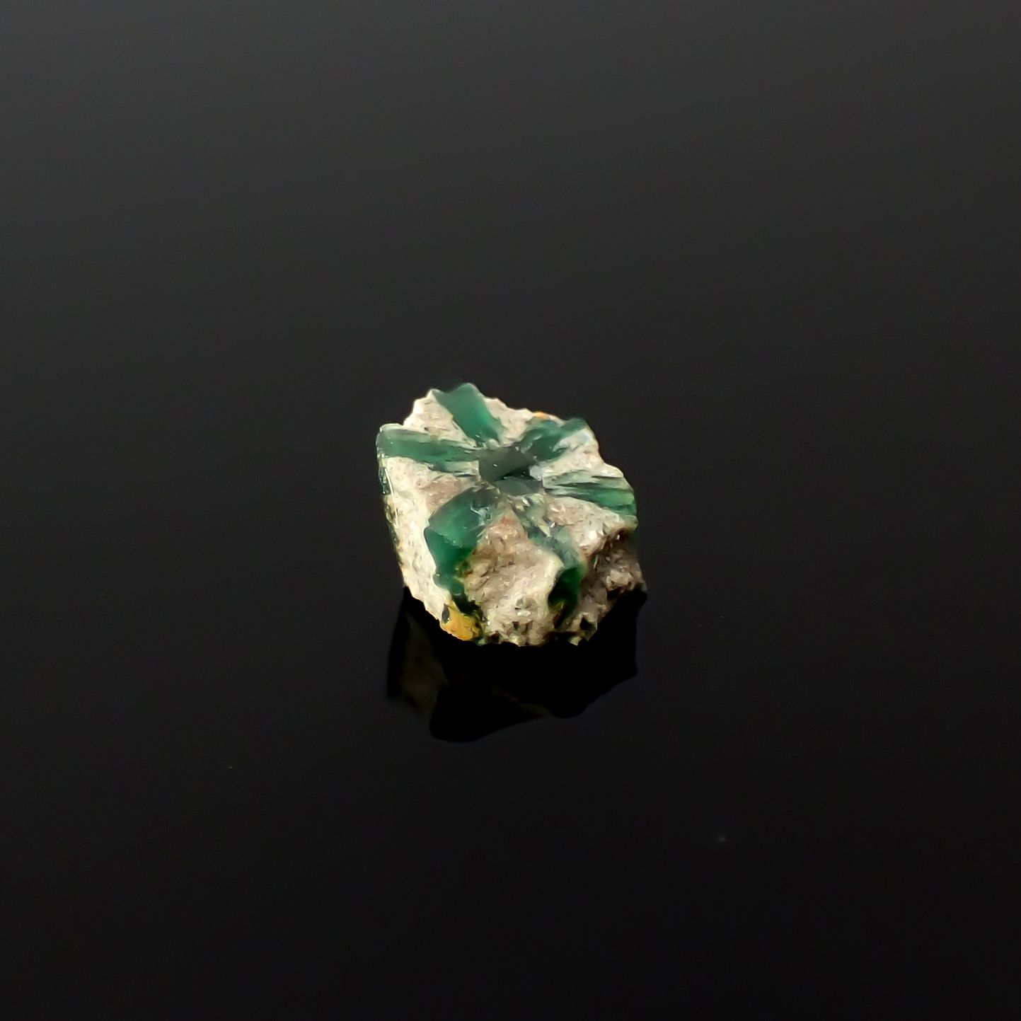 逆トラピッチェエメラルド 原石スライス コロンビア産 0.22ct[240627847]3.5x3.3mm前後