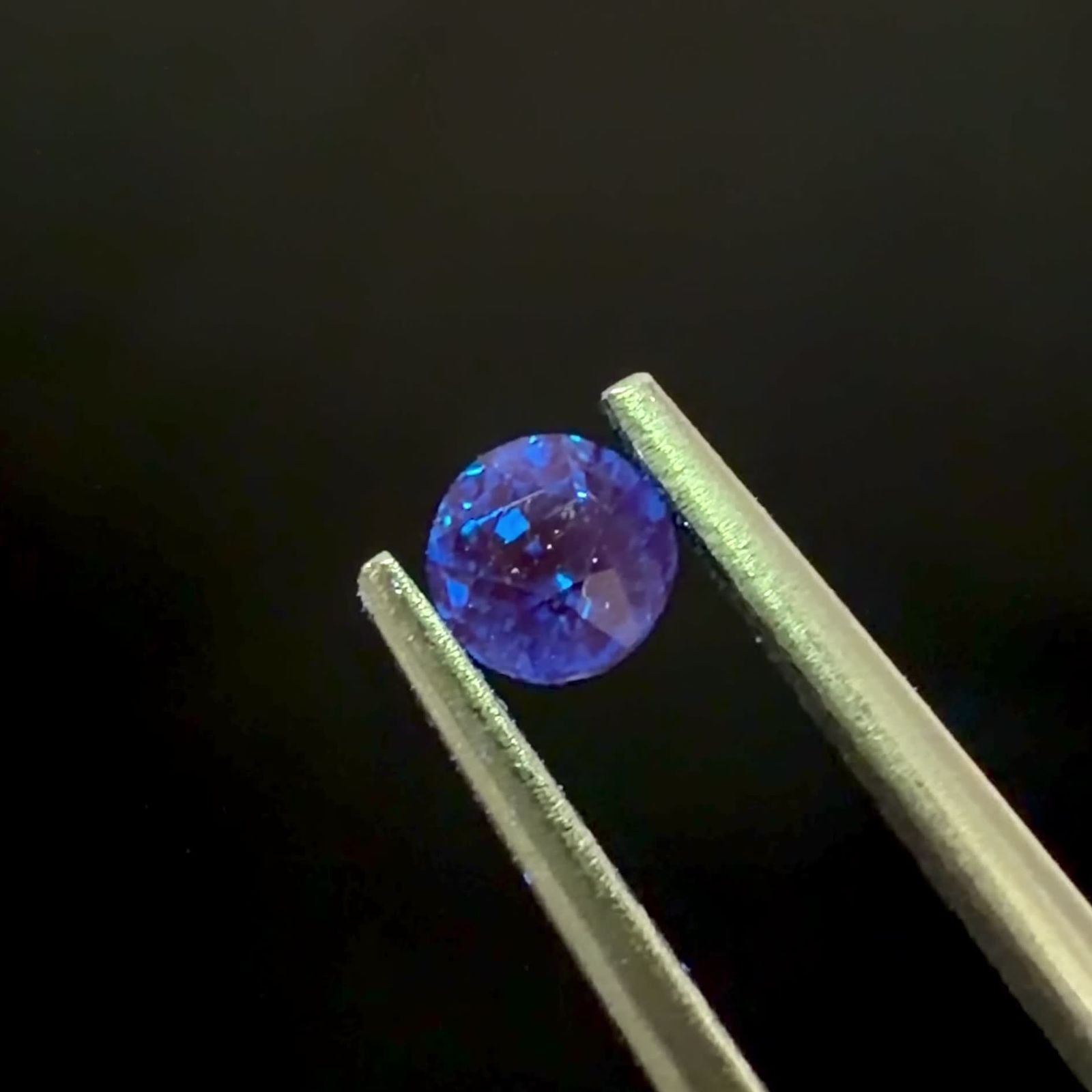 アウイナイト フルオレッセンス ドイツ産 0.18ct / 3.3x3.3mm前後