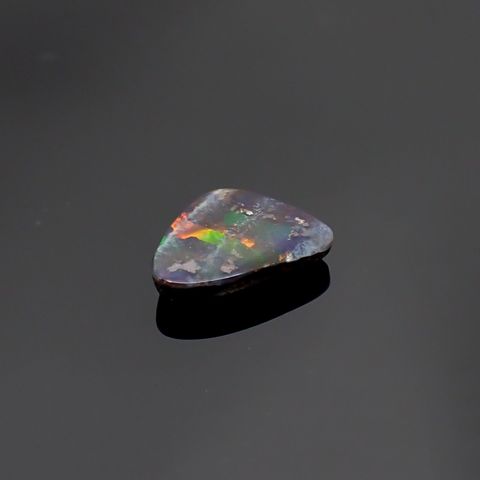 ボルダーオパール 原石磨き(宝石名ボルダー・オパール) オーストラリア産 1.384ct ソ付(彩珠)[210611312]6.6×10mm前後