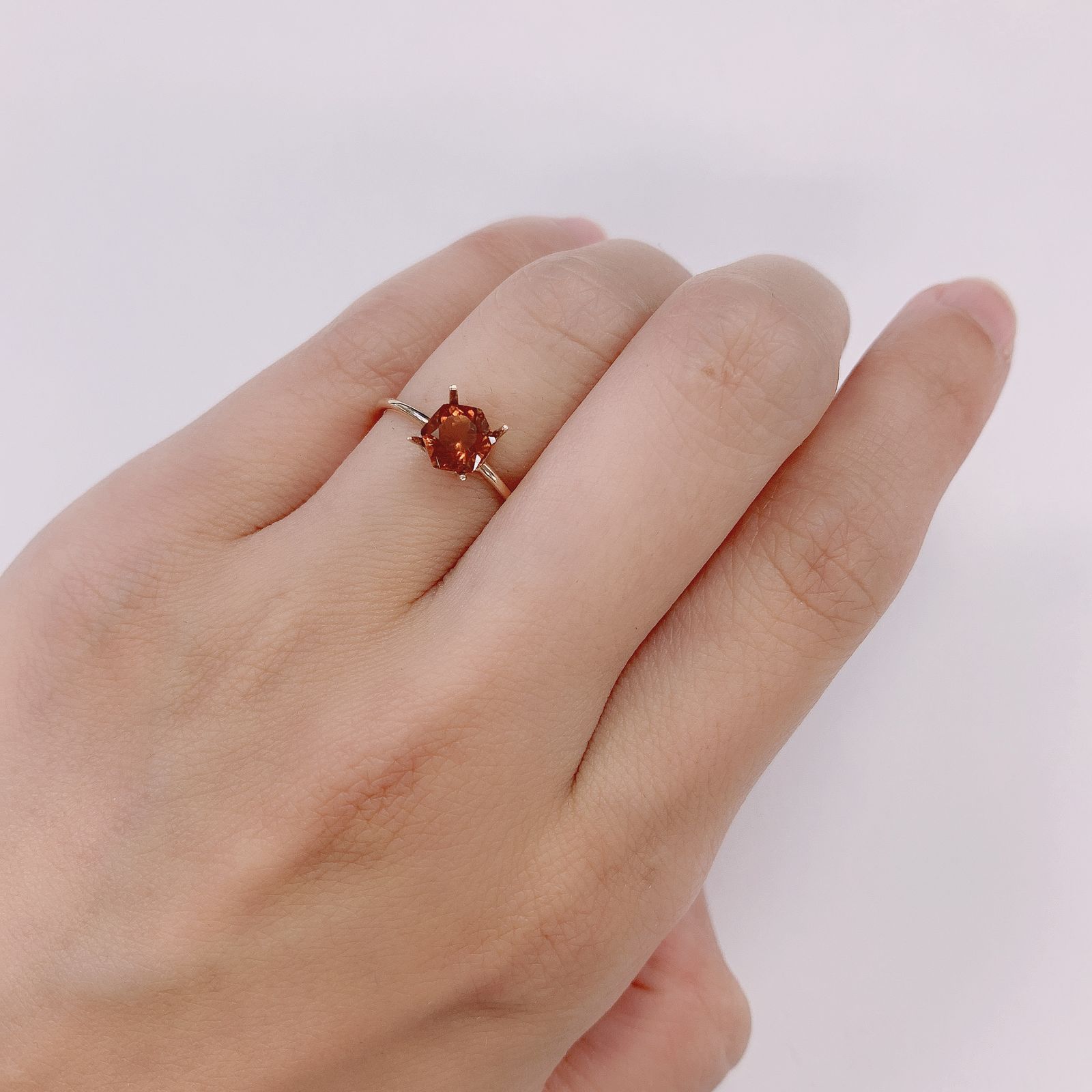 ◇ヘキサゴンカット◇ヘソナイトガーネット(宝石名ガーネット) スリランカ産 0.90ct 識別済[210812684]5.4×5.4mm前後