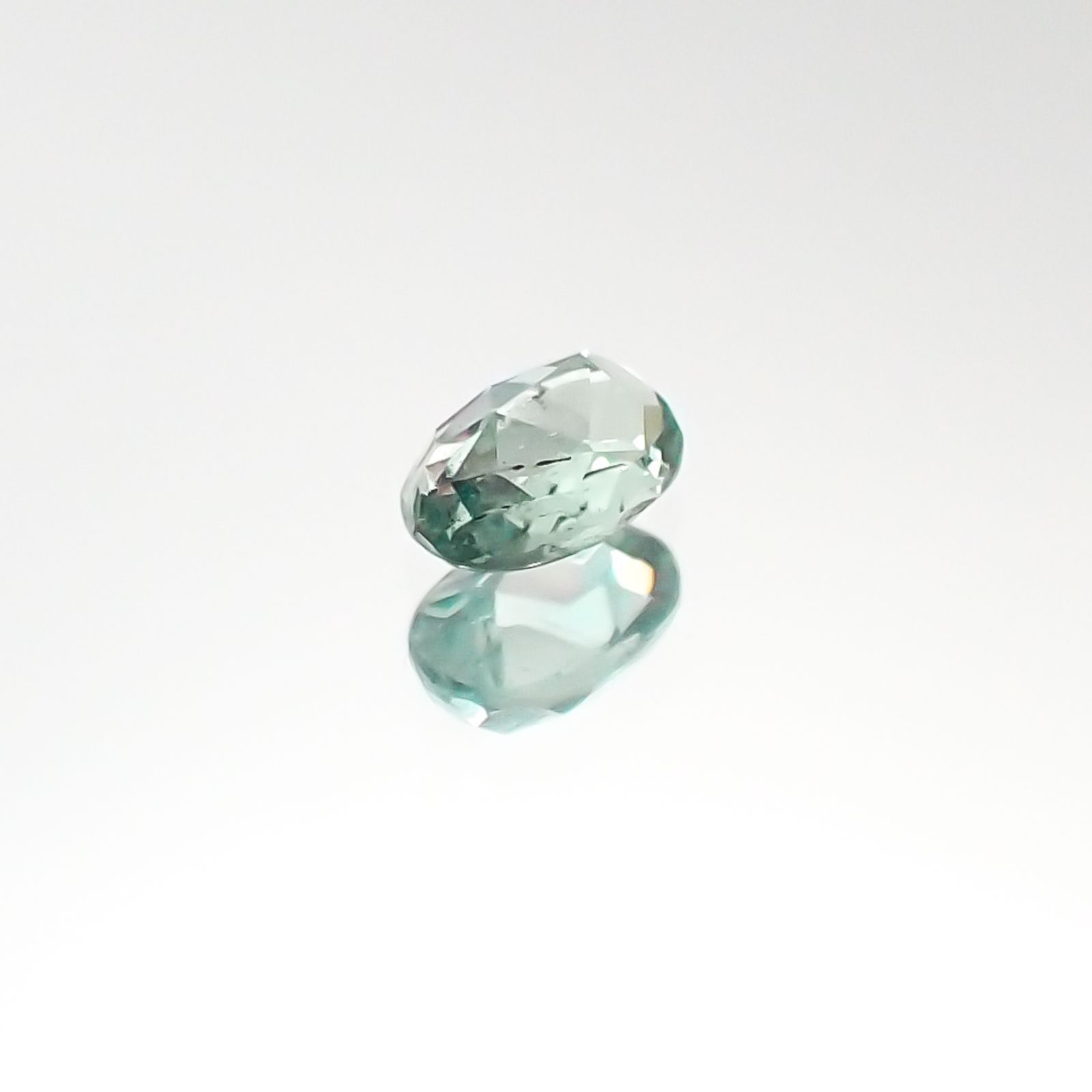 アレキサンドライト(宝石名アレキサンドライト)ブラジル・ミナスジェライス州ヘマチタ鉱山産 0.14ct 識別済[231023948]3.5x2.4mm前後