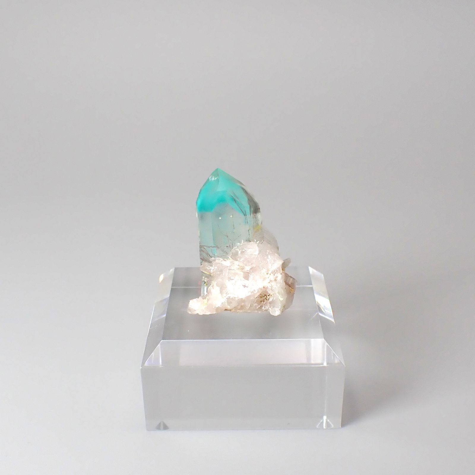 アホイトインクォーツ原石 南アフリカ・メッシーナ鉱山産 アクリル台座付き 55.16ct(11.03g) / 28.3x26.4x28.1mm前後 [260532290]
