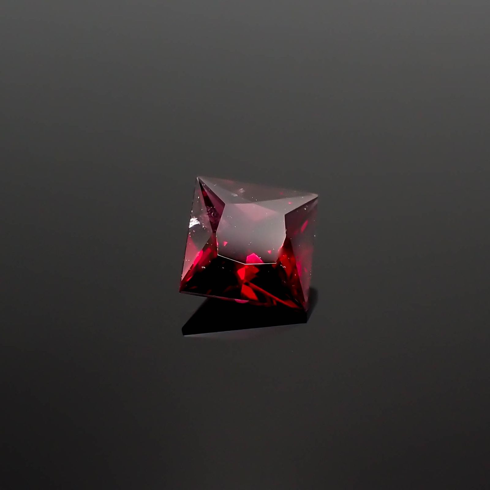 ◇プリンセスカット◇アントヒルガーネット(クロムパイロープガーネット) アメリカ・アリゾナ州産 0.34ct[240527830]3.9x3.9mm前後