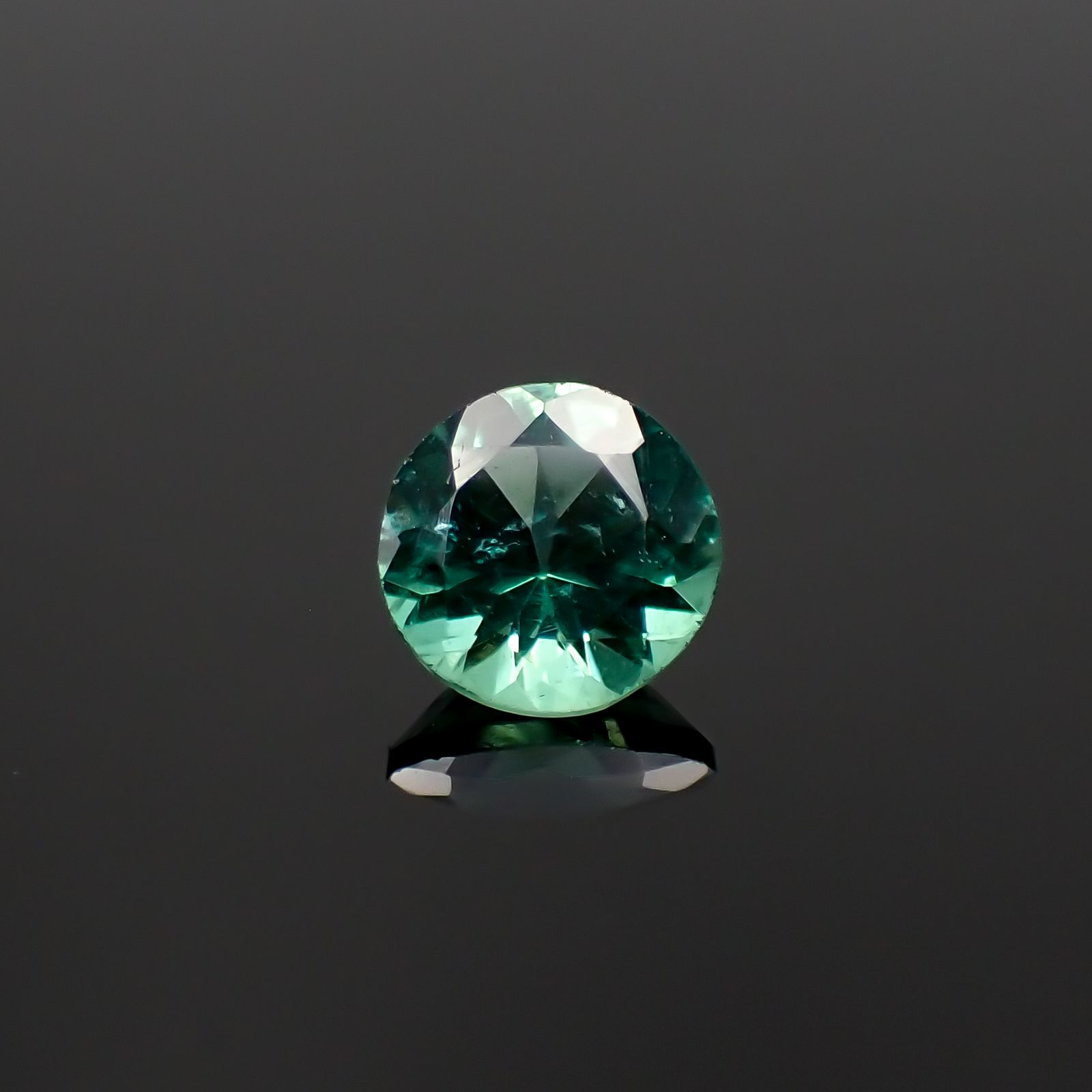 ノーブルモロキサイト マダガスカル産 0.74ct[230321367]5.7x5.7mm前後