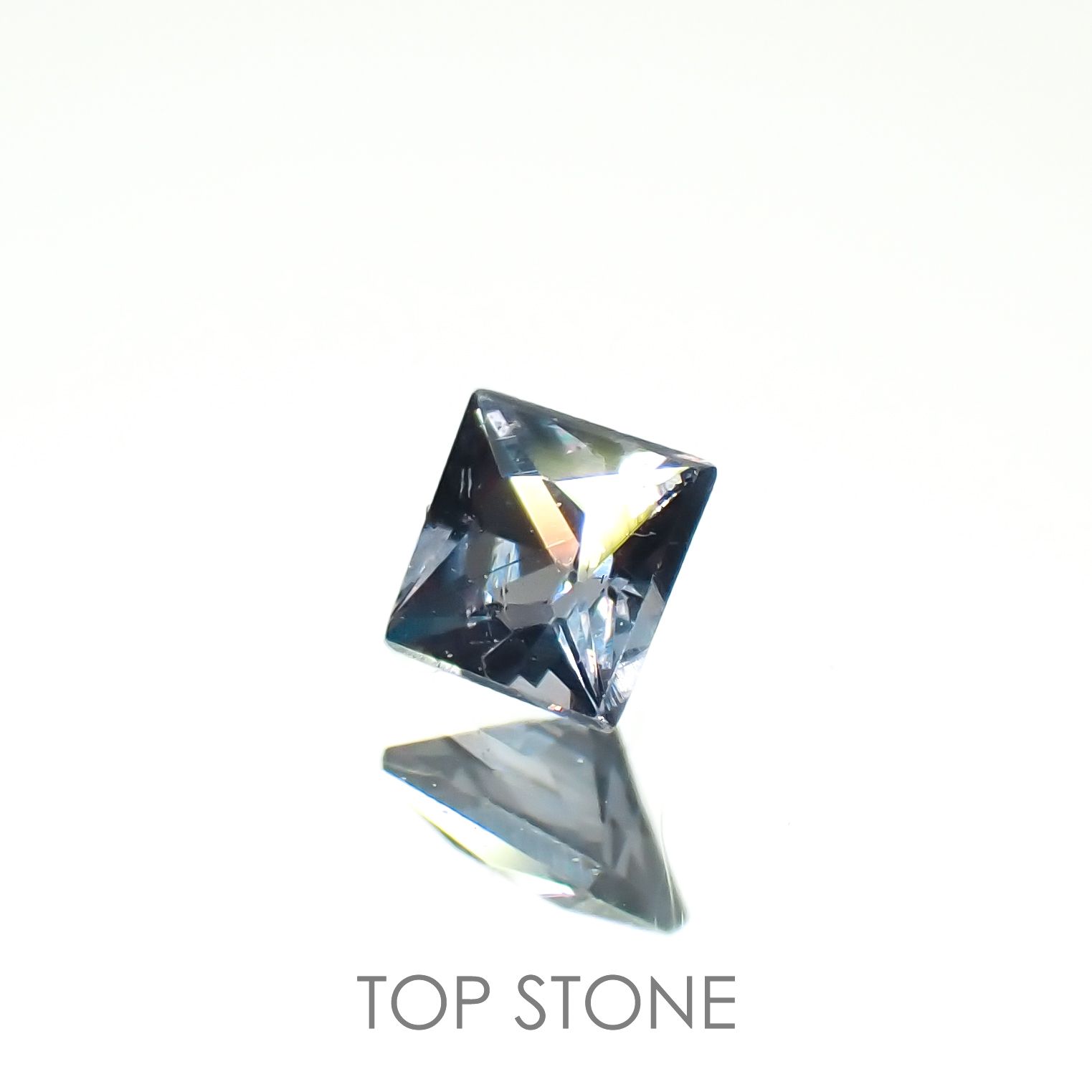◇プリンセスカット◇カラーチェンジガーネット アレキタイプ(宝石名ガーネット)マダガスカル・ベキリー産 0.093ct 識別済[221119058]2.4x2.4mm前後