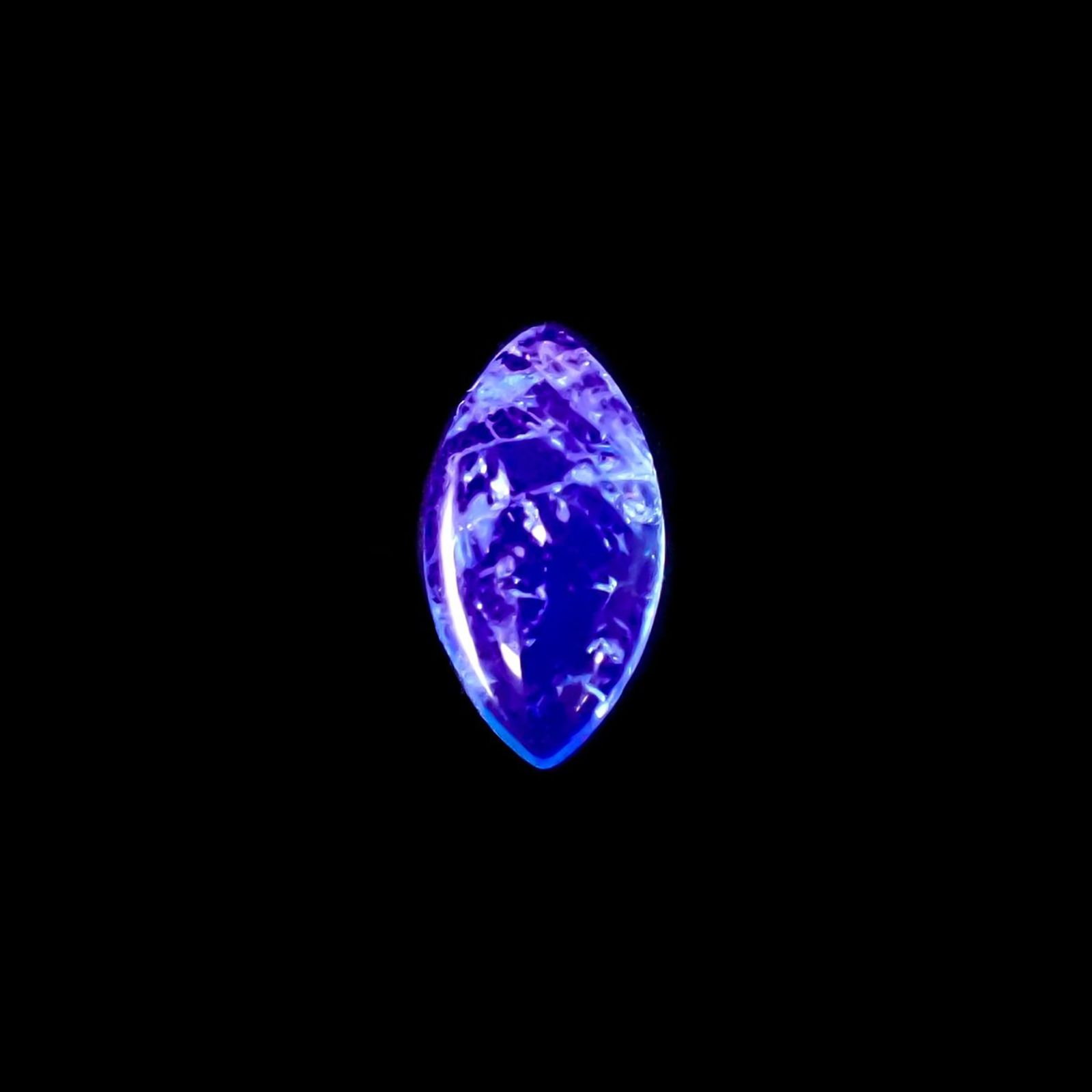 フローライト フルオレッセンス イギリス・ロジャリー鉱山産 3.69ct / 14.4x7.4mm前後 [240527710]