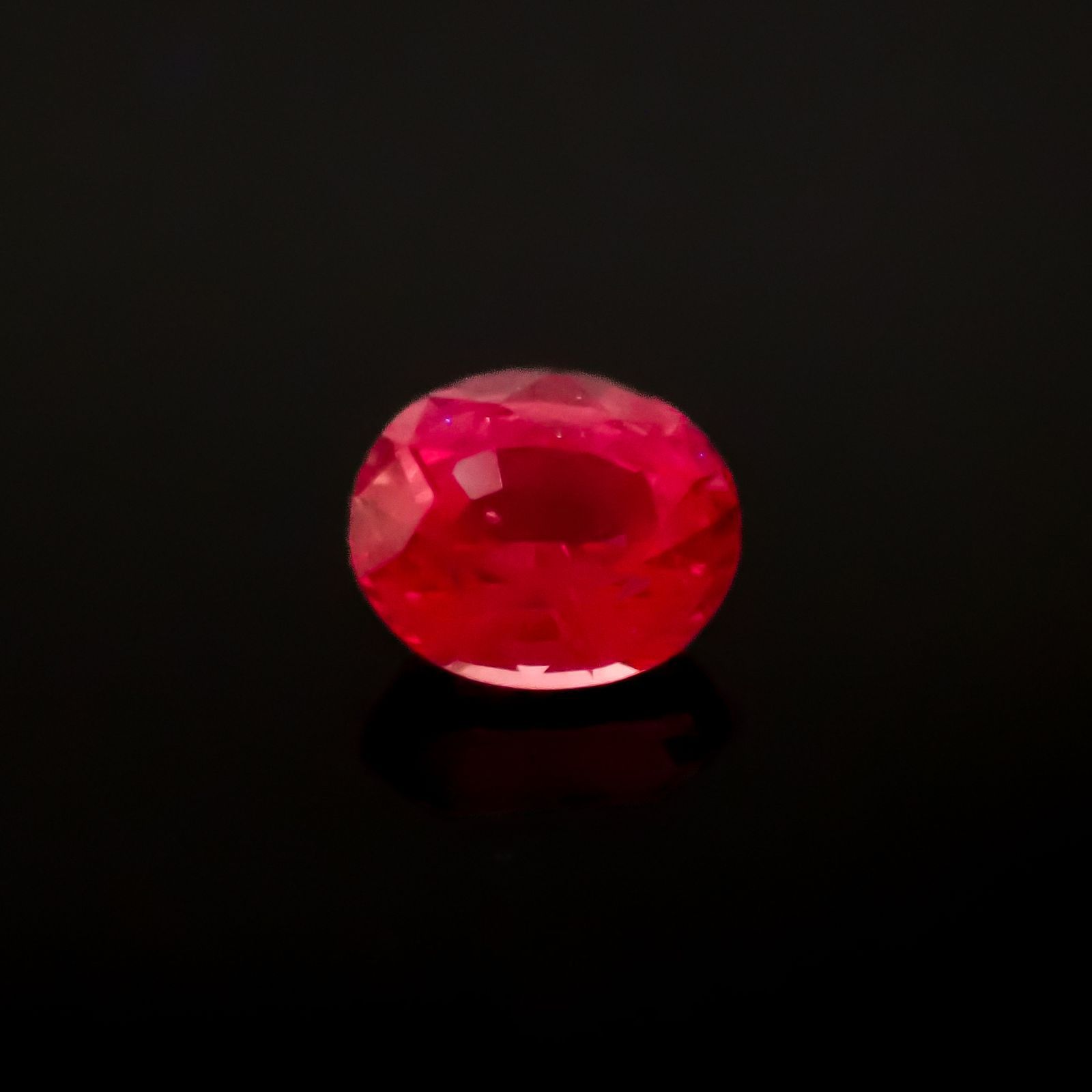 ホットピンクスピネル(宝石名ピンク・スピネル)タンザニア産 0.52ct 識別済[220817352]5.1x4.2mm前後