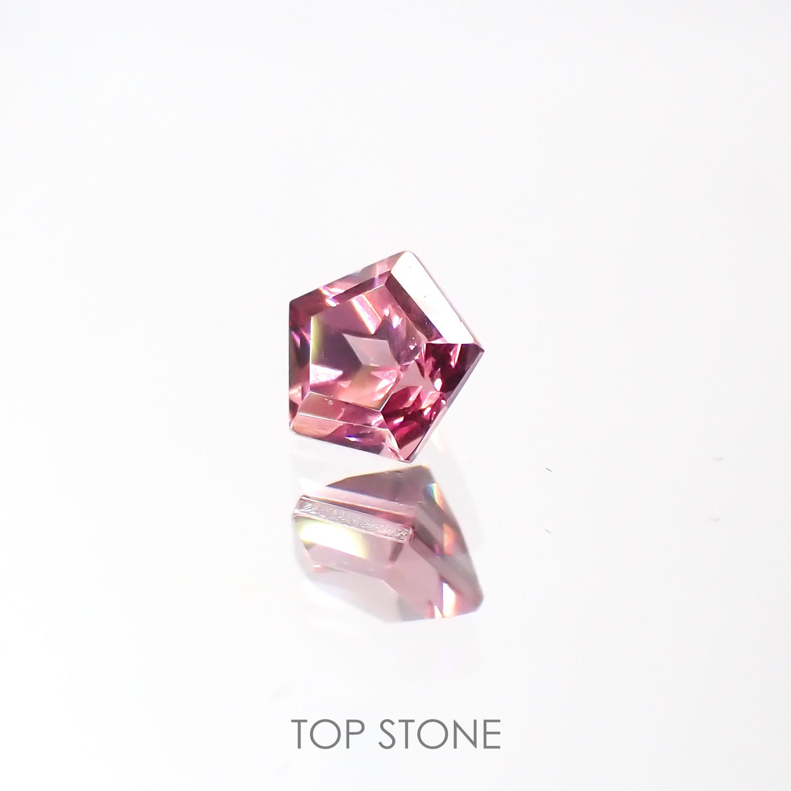 ◇ペンタゴンカット◇マラヤガーネット(宝石名ガーネット)タンザニア産 0.37ct 識別済[220113834]4.1x4.2mm前後
