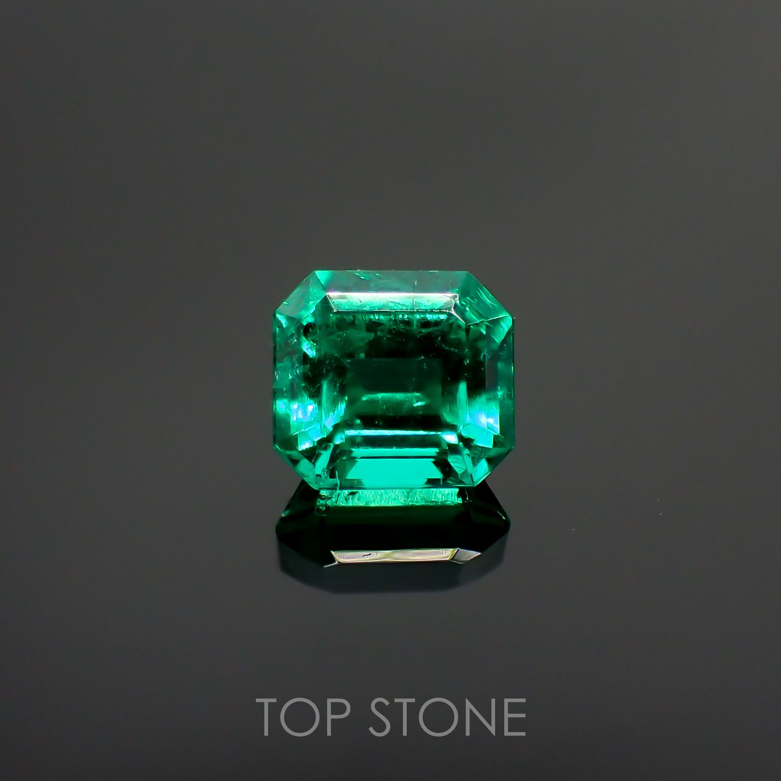 エメラルド(宝石名エメラルド) コロンビア産 0.932ct ソ付(彩珠)[210913159]5.9×5.4mm前後