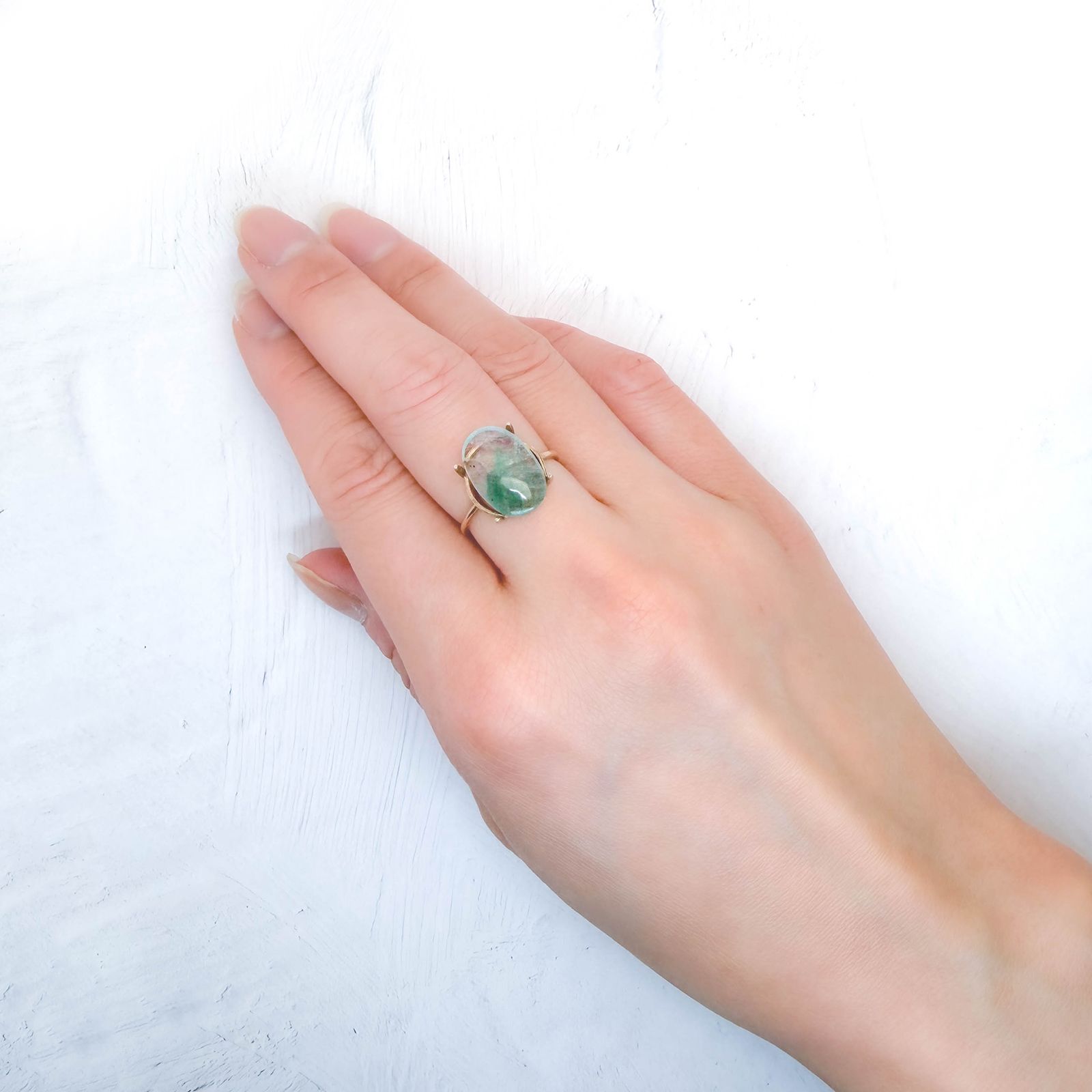 エメラルドインクォーツ ブラジル産 4.96ct / 14.6x9.5mm前後 [260432035]