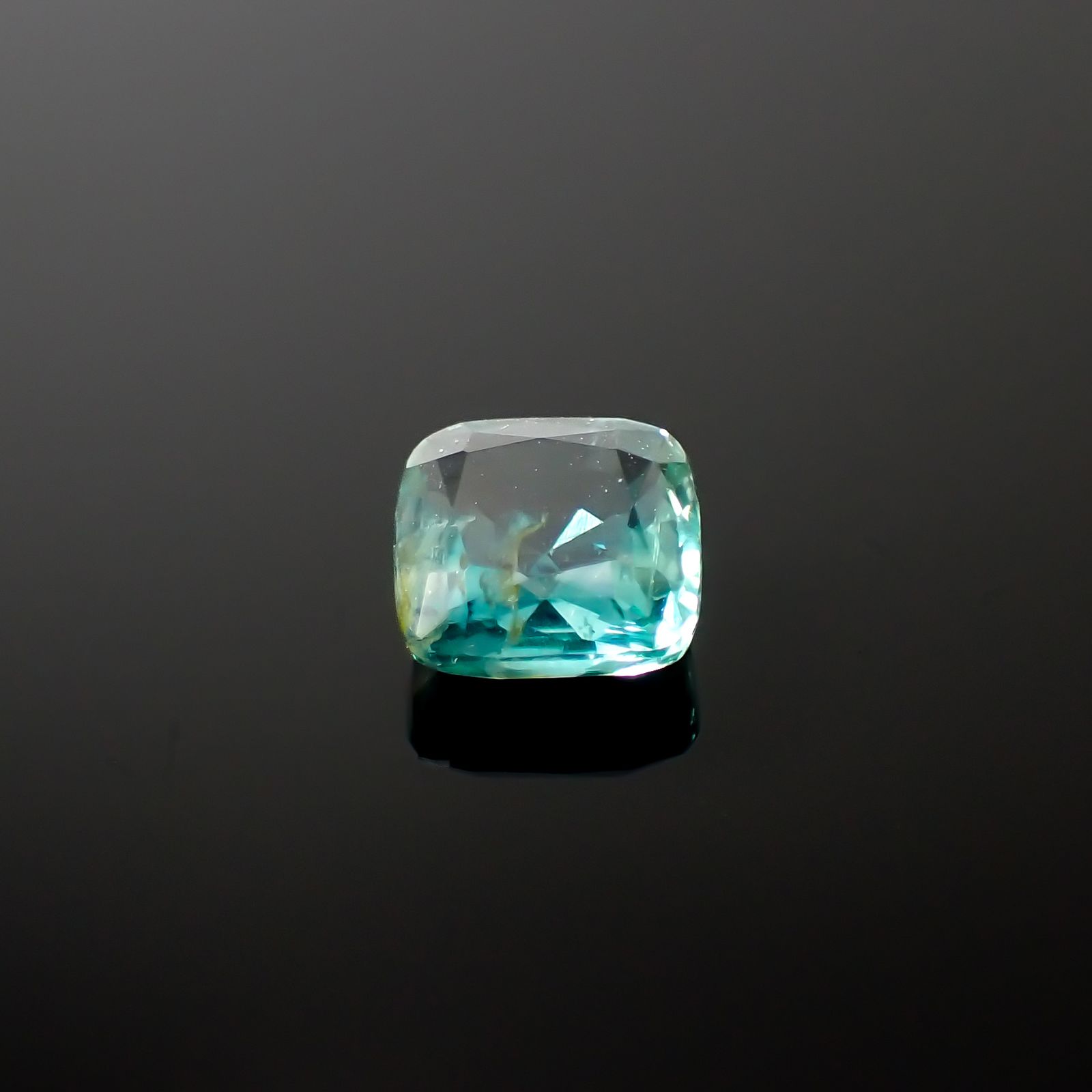 バイカラーカイヤナイト(宝石名カイヤナイト)ネパール産 1.26ct 識別済[240326690]6.1x6mm前後