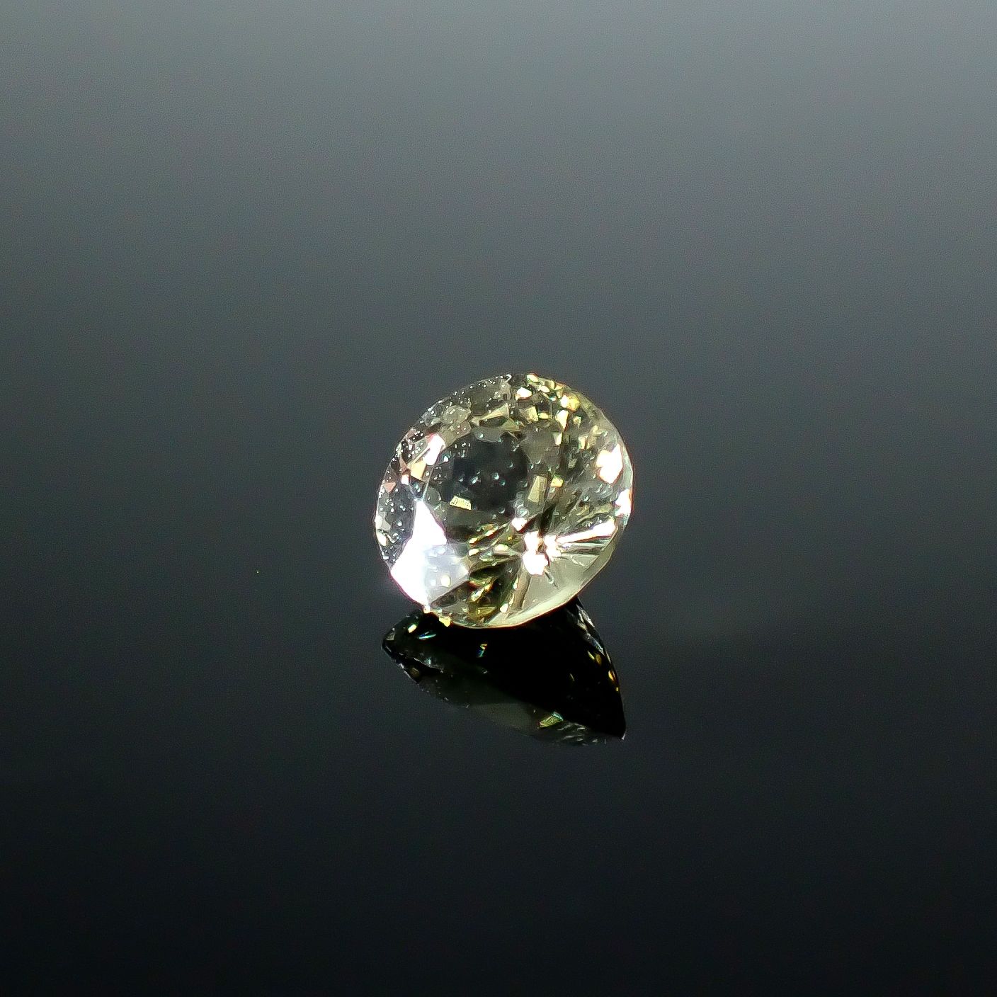 コーネルピン スリランカ産 0.60ct / 5.1x5mm前後 [251031231]