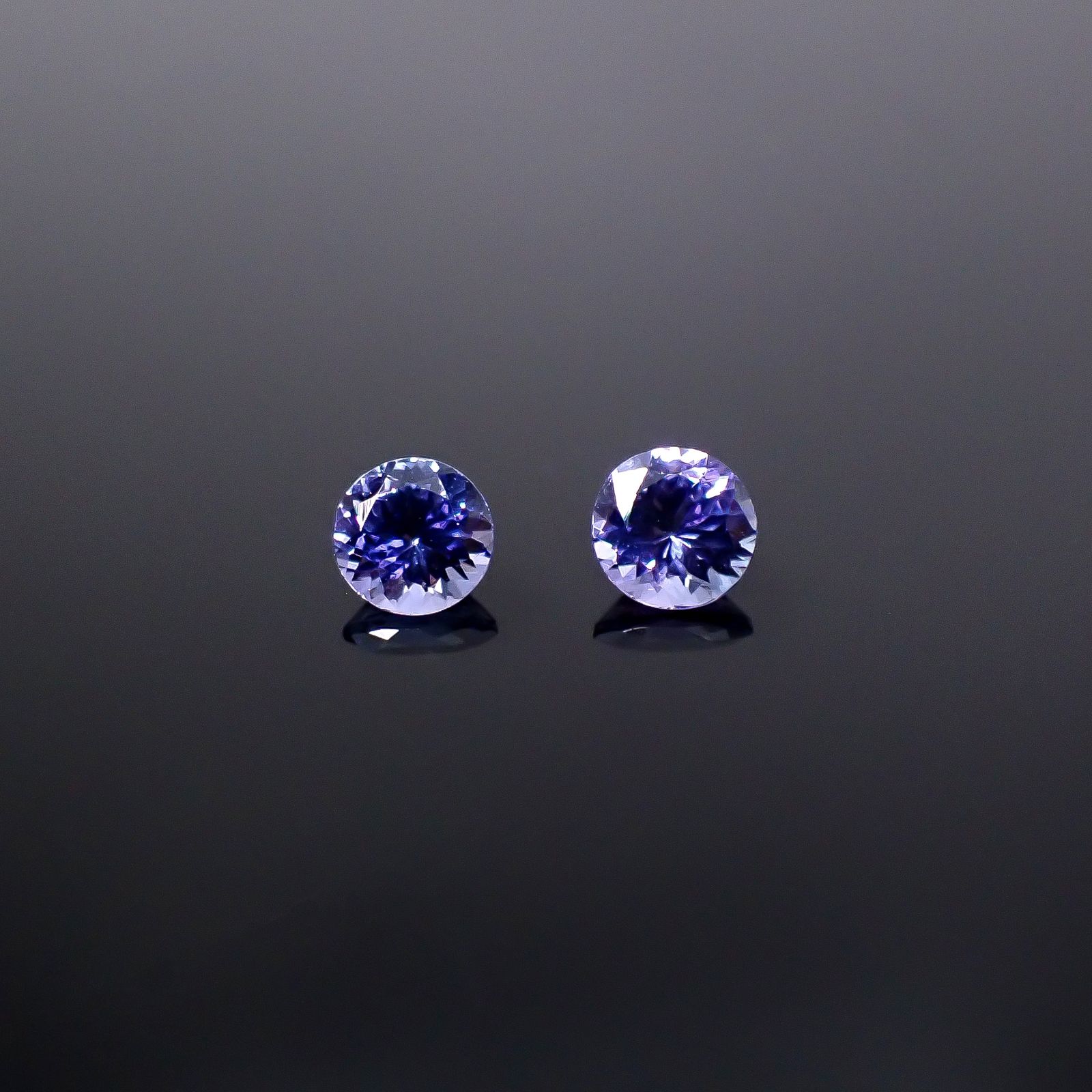 ◇ペアセット◇タンザナイト(宝石名タンザナイト)タンザニア産 識別済 0.87ct(2pcs合計) / 4.7-4.8x4.7-4.8mm前後 [251231481]