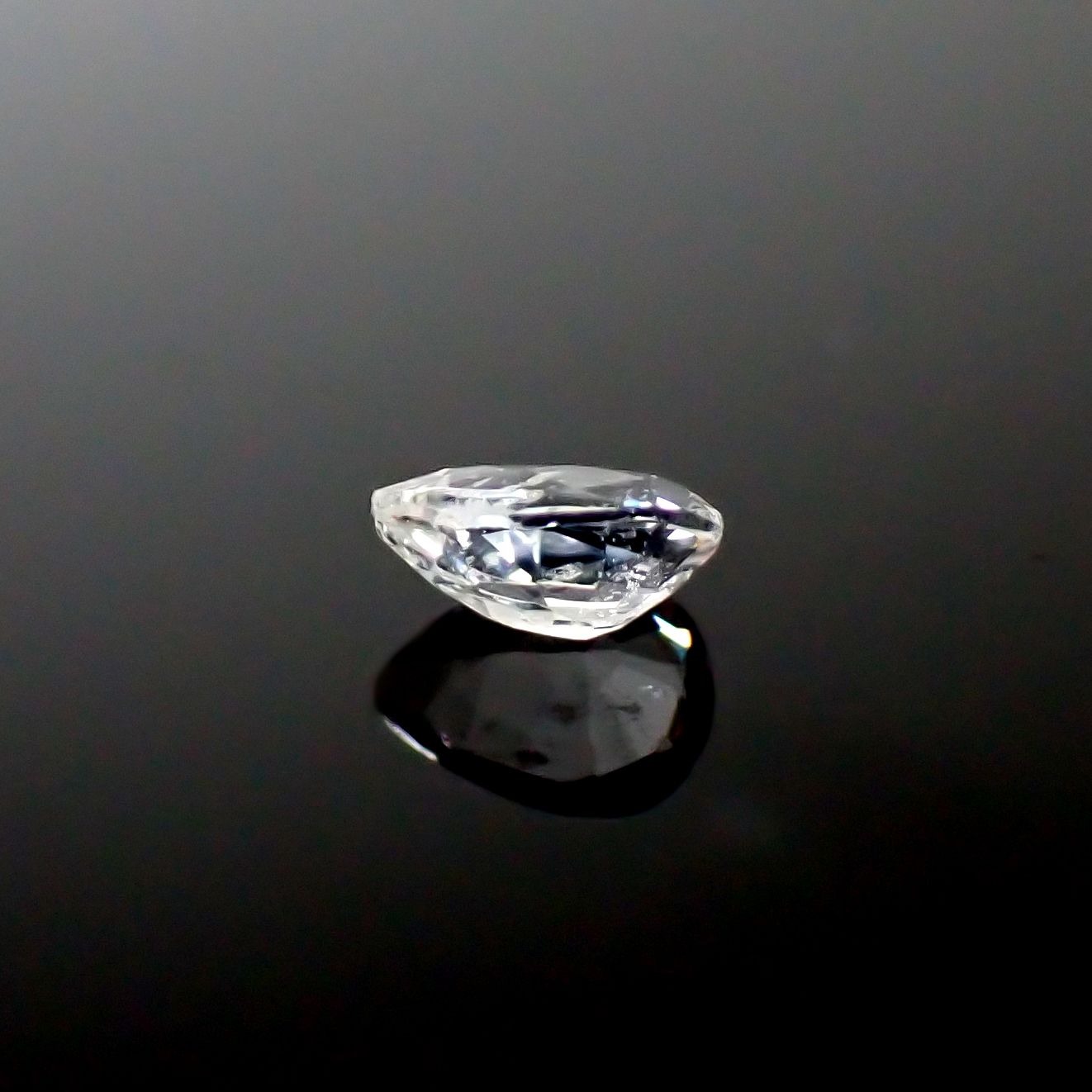 テネブレッセンススキャポライト アフガニスタン産 0.14ct / 4.3x3.2mm前後 [260532259]