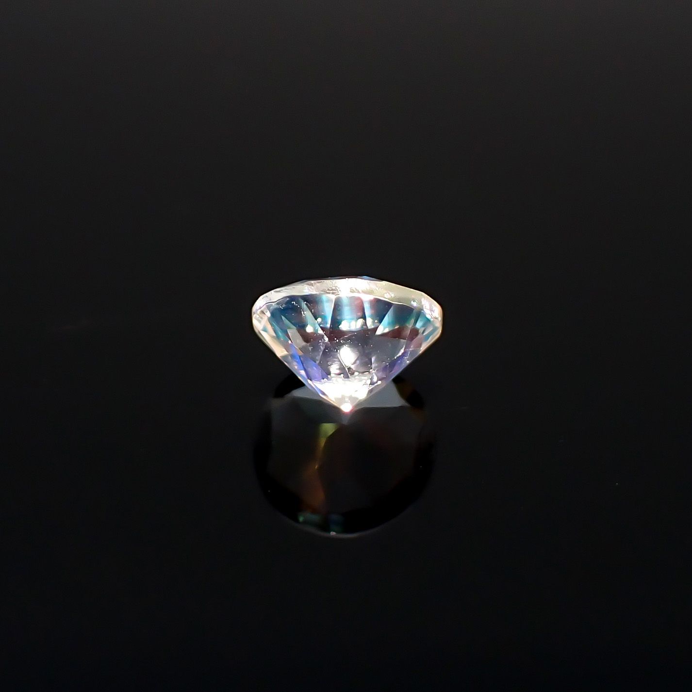レインボームーンストーン マダガスカル産 0.74ct / 6.1x6.1mm前後 [260632386]