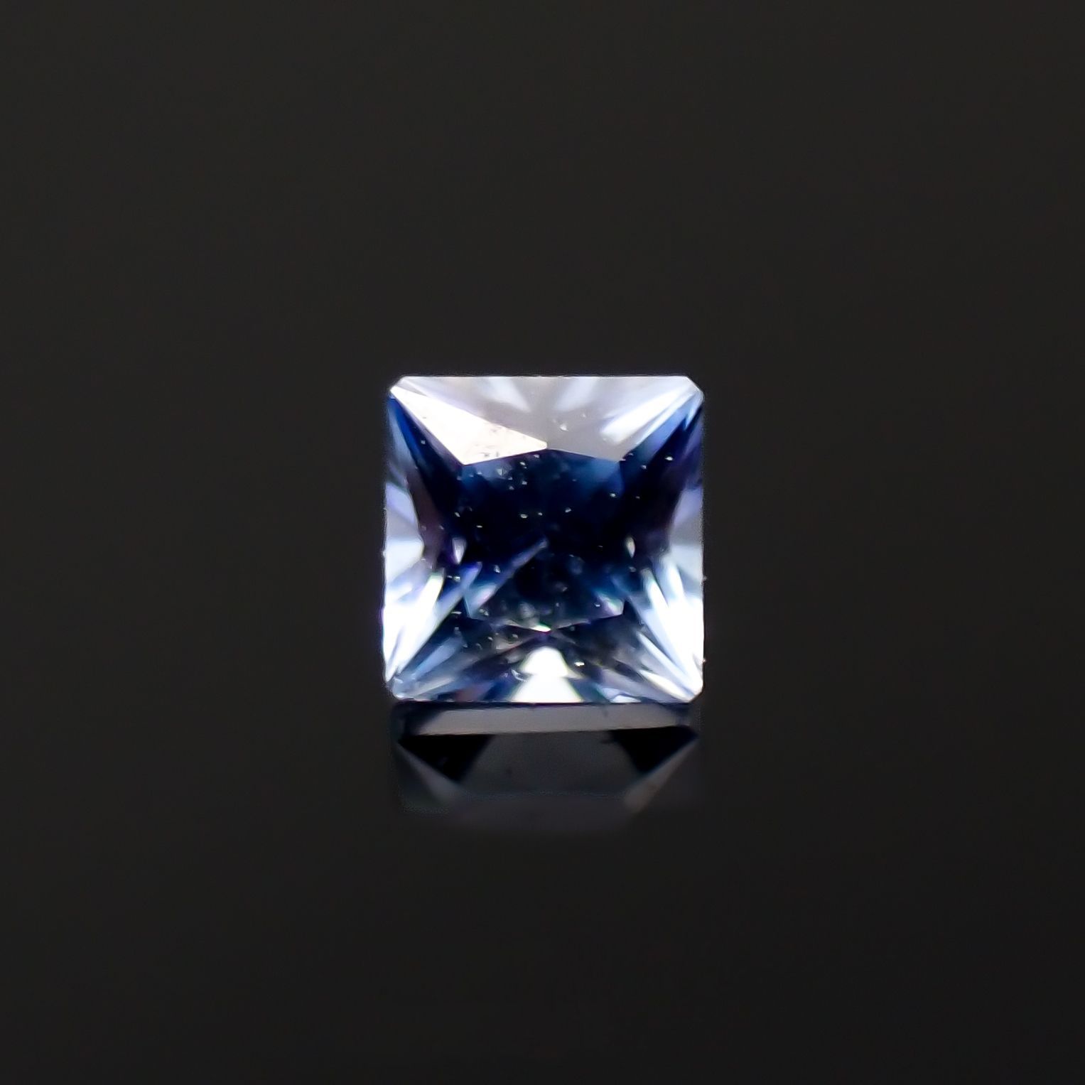 ◇プリンセスカット◇ベニトアイト アメリカ・カリフォルニア州産 0.059ct [221118975]2.1x2mm前後