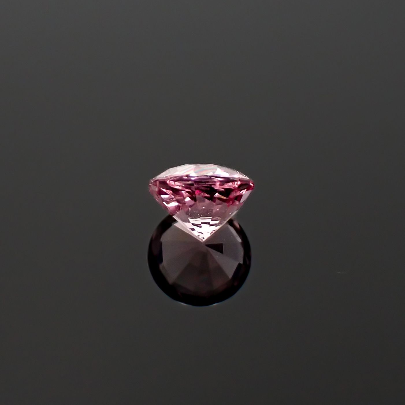 ドラゴンガーネット タンザニア産 0.58ct / 5x5mm前後 [260532240]