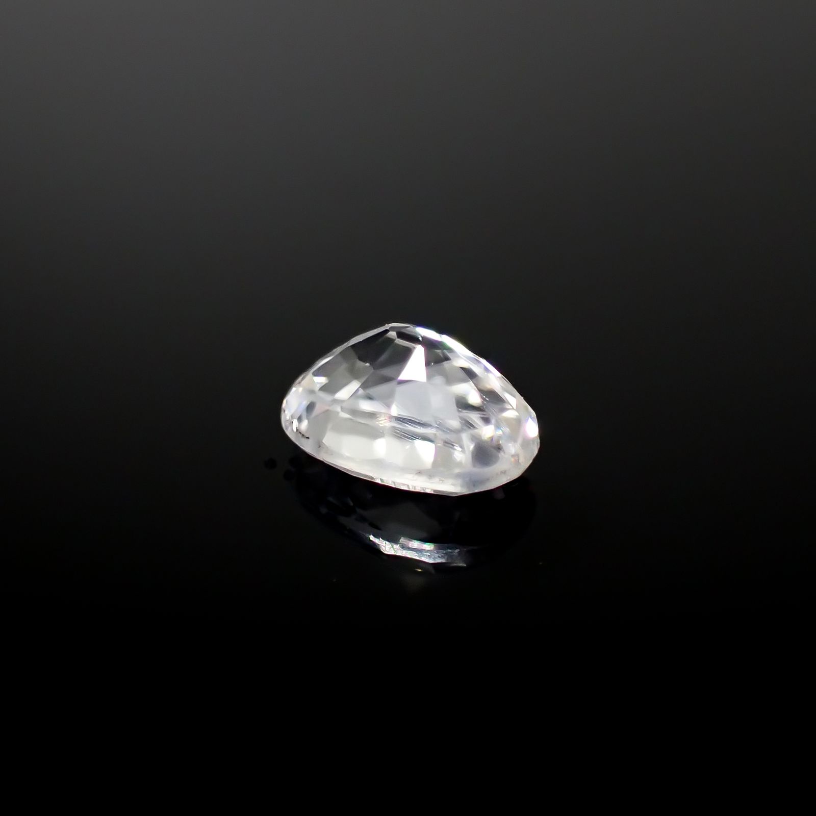 カラーレスジルコン(宝石名ジルコン)スリランカ/カンボジア産 0.94ct 識別済[240928895]6.2x4.2mm前後