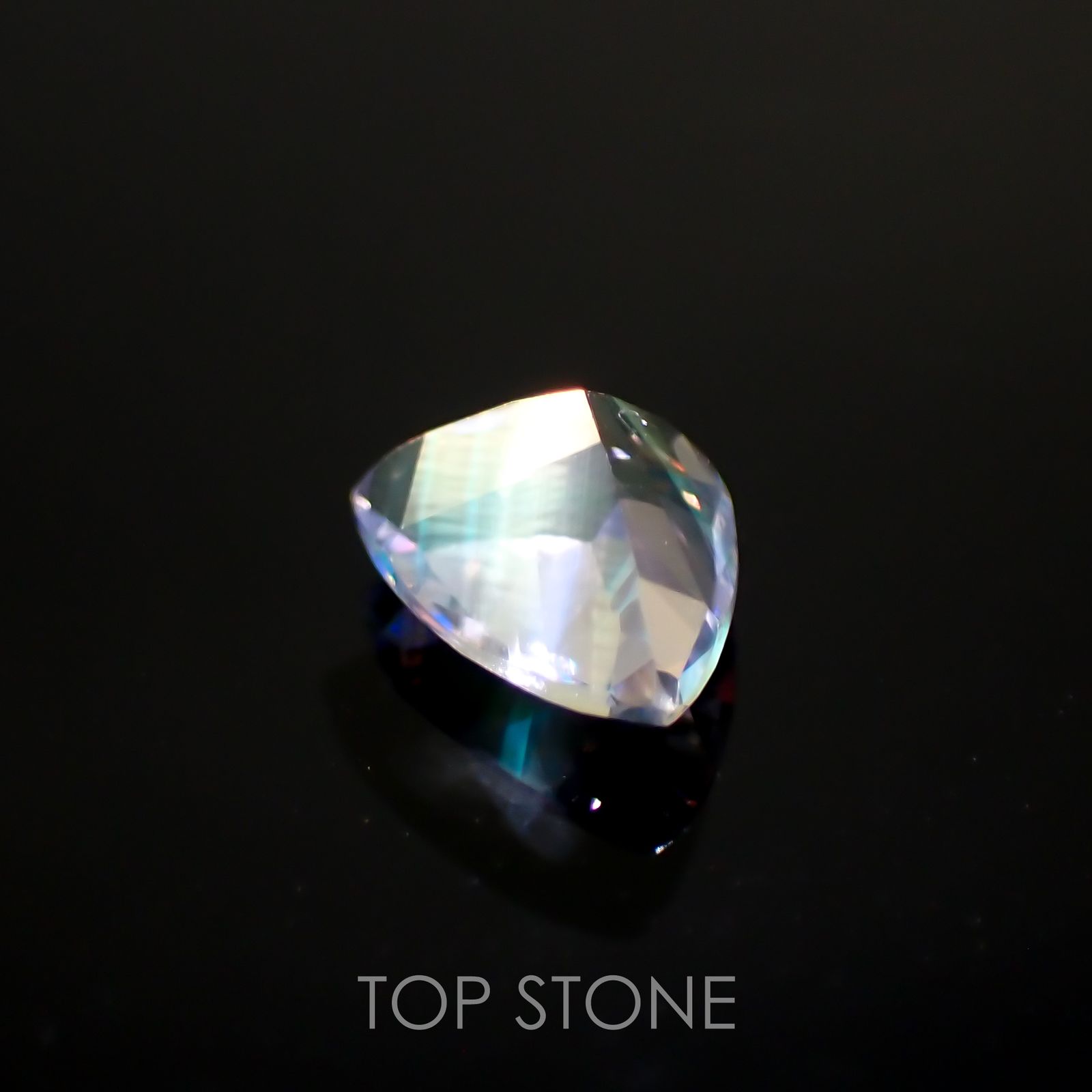 レインボームーンストーン(宝石名ラブラドライト)マダガスカル産 0.57ct 識別済[211113757]5x6.8mm前後