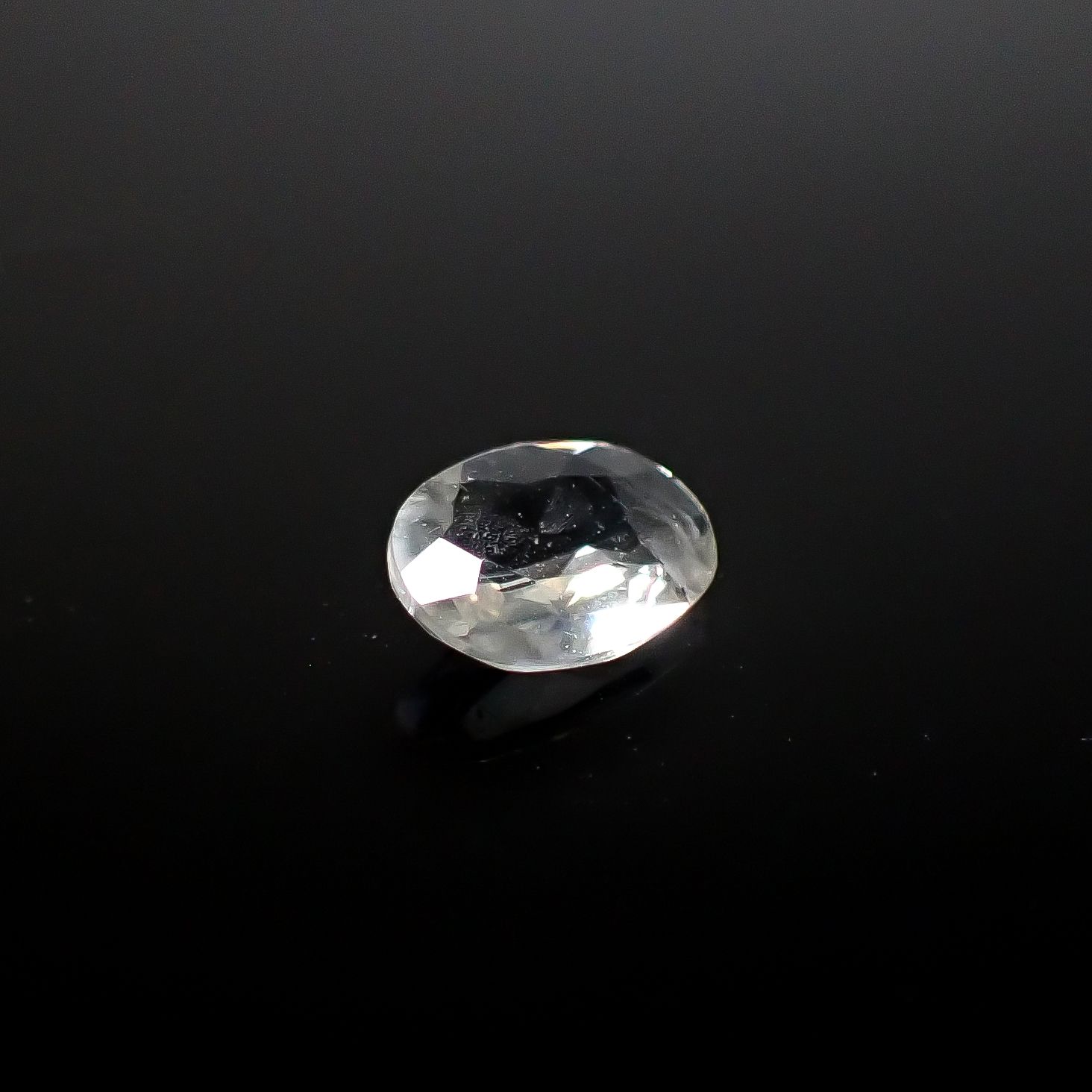 リューサイト 遊色効果あり(宝石名リューサイト)イタリア産 0.32ct 識別済[250730650]6.1x4.4mm前後