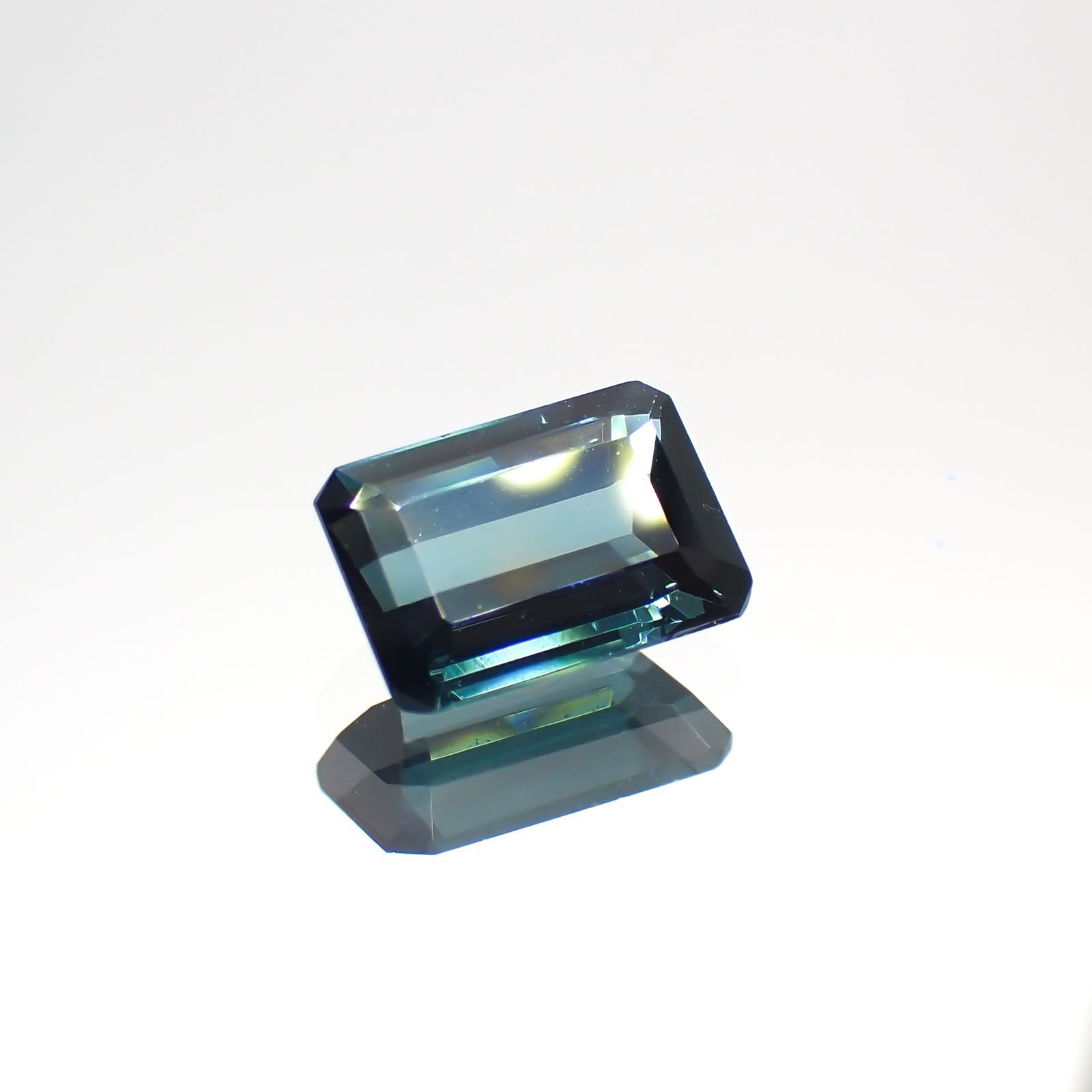 ブルートルマリン(宝石名ブルー・トルマリン) ブラジル産 1.009ct ソ付(彩珠)[21049761]7.5×5mm前後