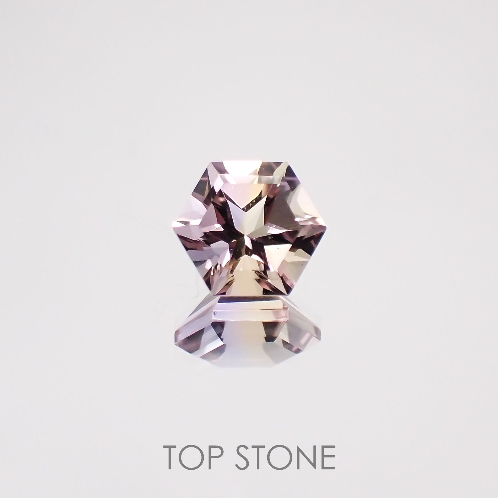 ◇ヘキサゴンカット◇アメトリンSA(宝石名バイカラー・クォーツ/別名アメトリン) ボリビア産 0.96ct 識別済[210611047]6.1×6mm前後