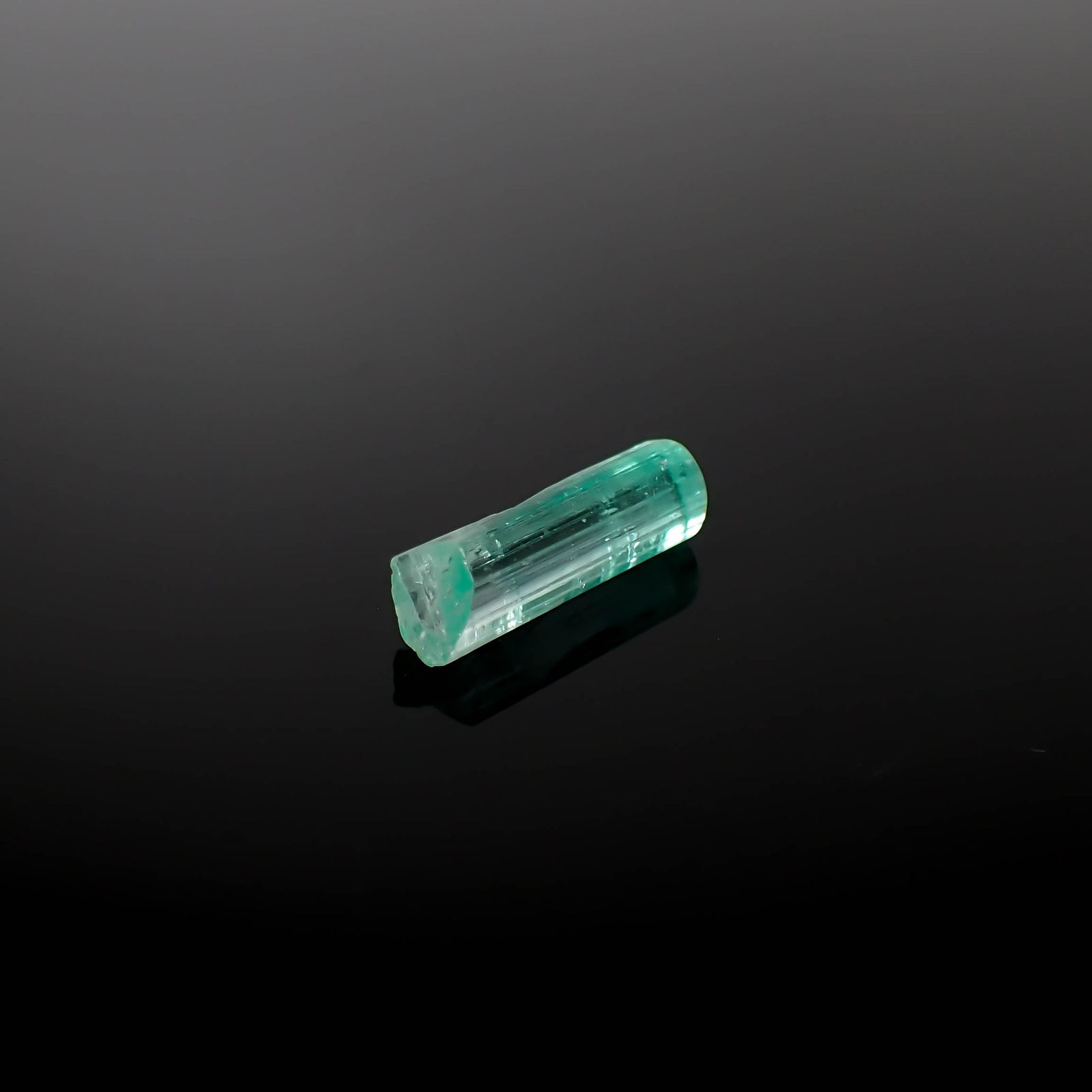 エメラルド柱状結晶 原石 コロンビア産 4.29ct[240427258]17.3x5.2mm前後