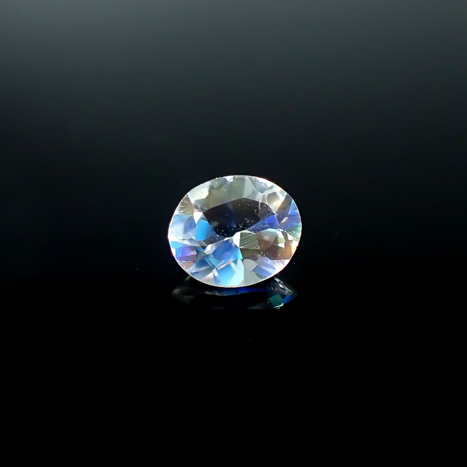 レインボームーンストーン タンザニア産 0.42ct [250730918]5.8x4.9mm前後