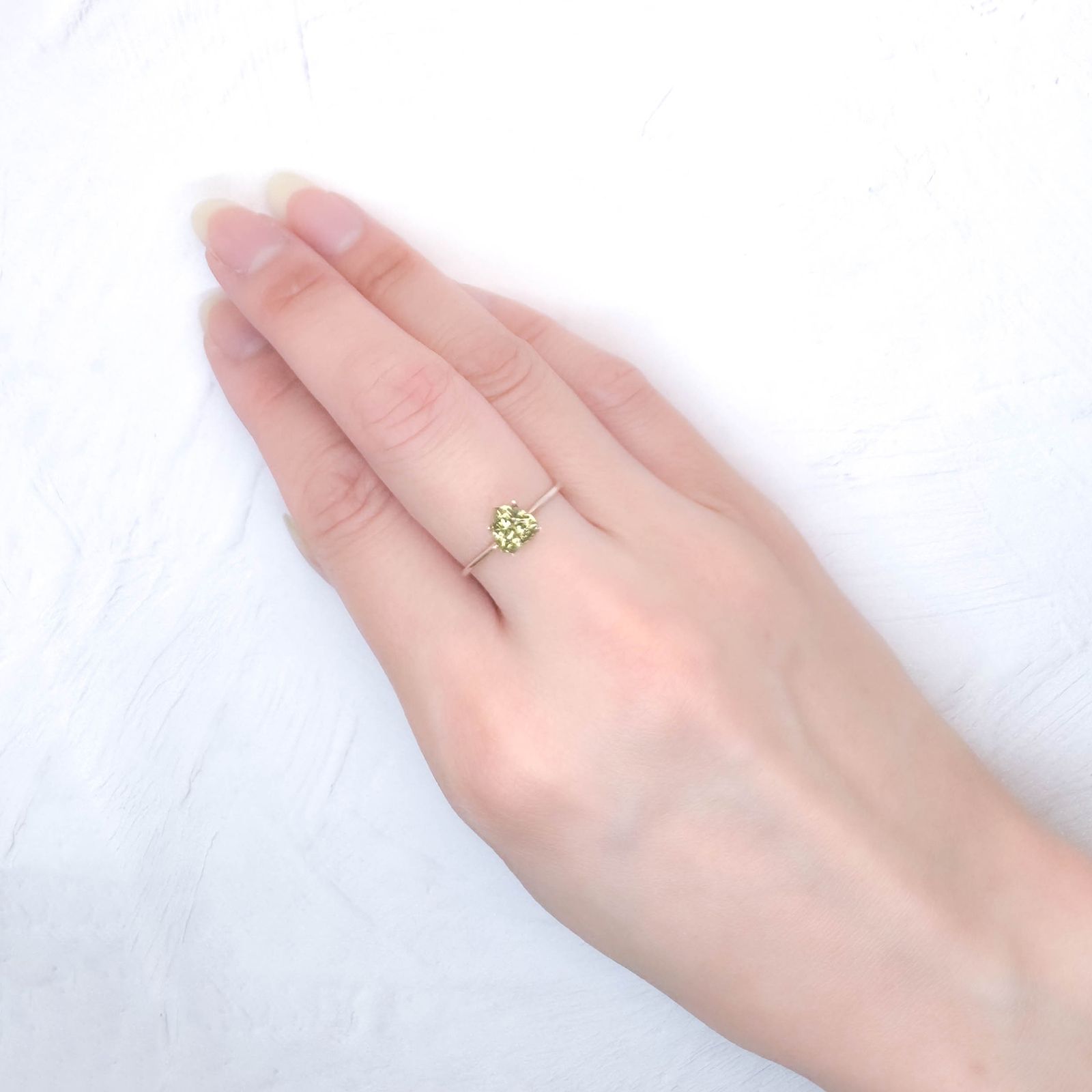 コーネルピン スリランカ産 0.95ct / 6.2x6.2mm前後 [251031230]