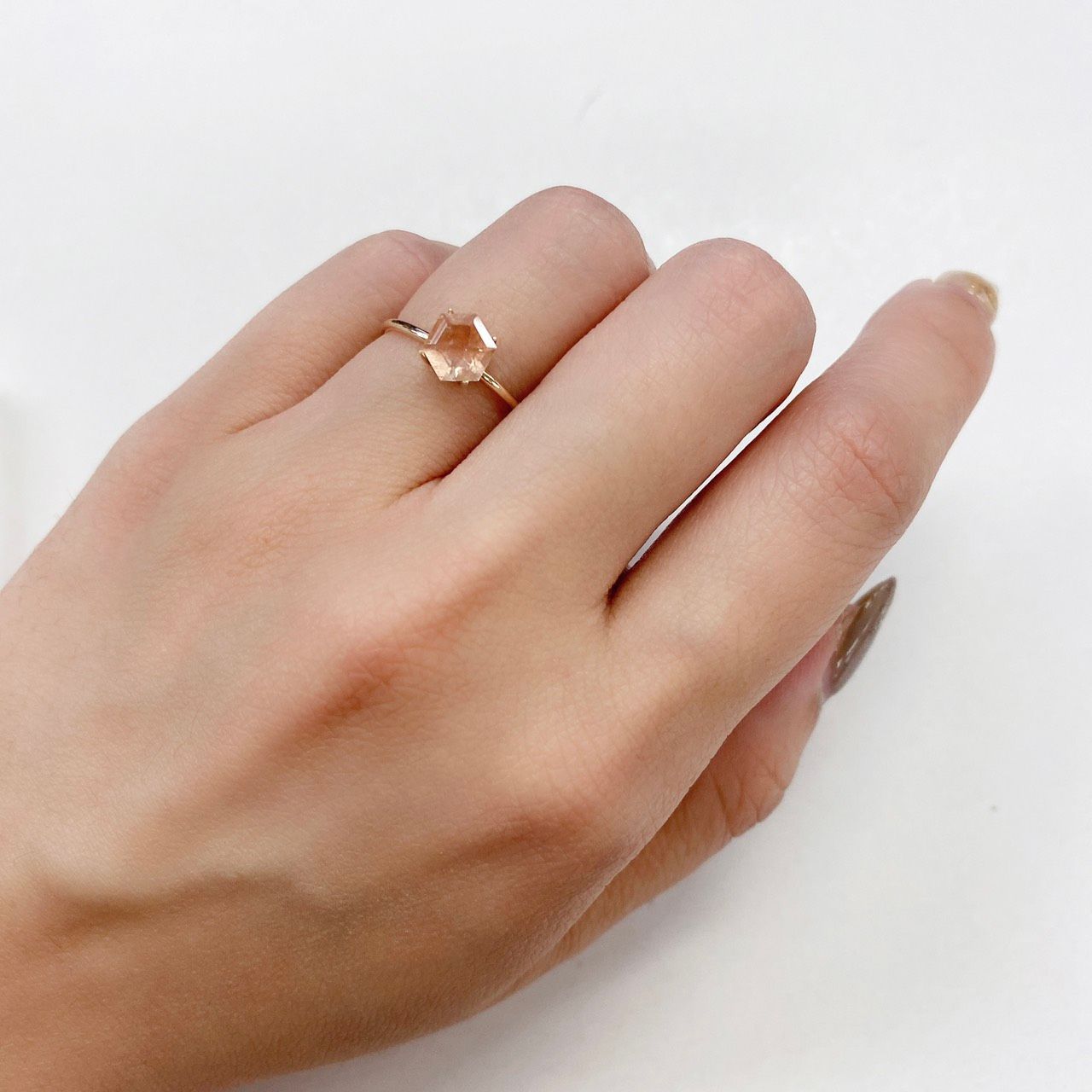 ◇ヘキサゴンカット◇オレゴンサンストーンSA(宝石名ラブラドライト) アメリカ・オレゴン州産 0.67ct 識別済[210610969]6.1×6.1mm前後