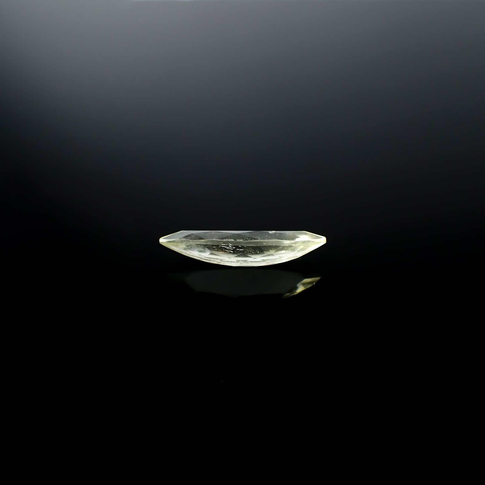 リビアングラス 発見地：エジプト・リビア砂漠 7.72ct / 27.8x10.4mm前後 [251131306]