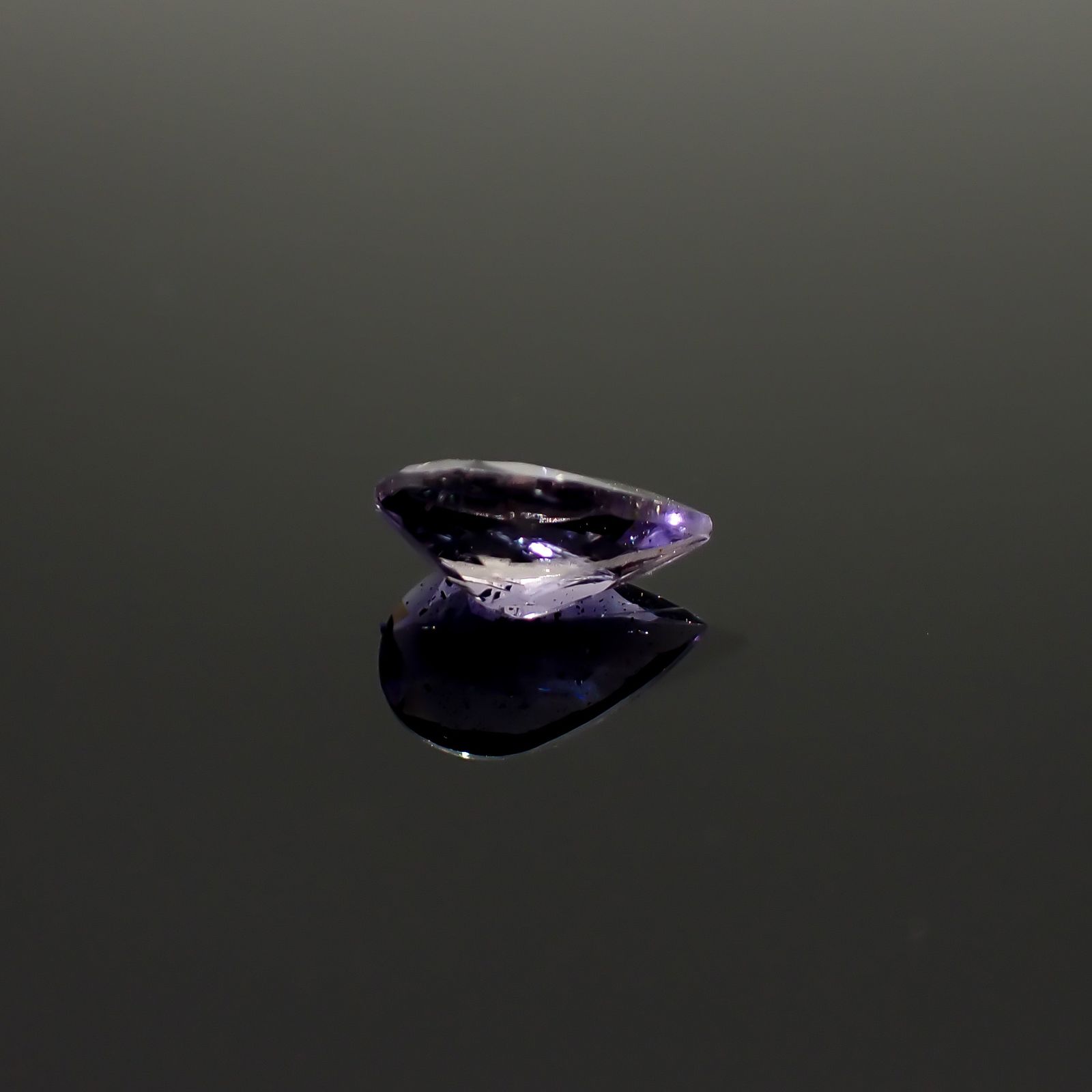 アイオライトサンストーン インド/ブラジル産 0.63ct / 7.9x4.9mm前後 [260932631]