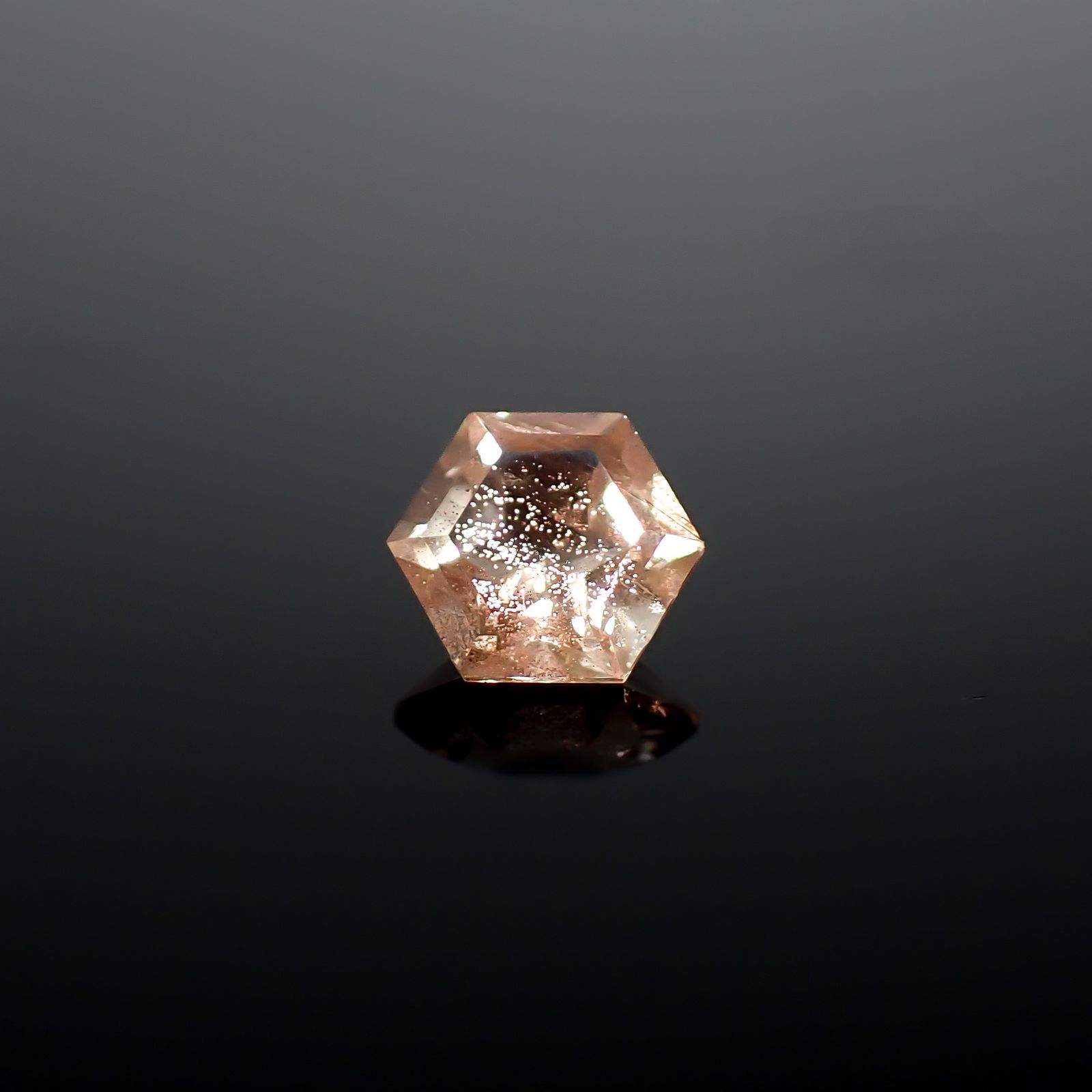 ◇ヘキサゴンカット◇オレゴンサンストーン アメリカ・オレゴン州産 0.65ct / 5.5x5.5mm前後 [260732644]