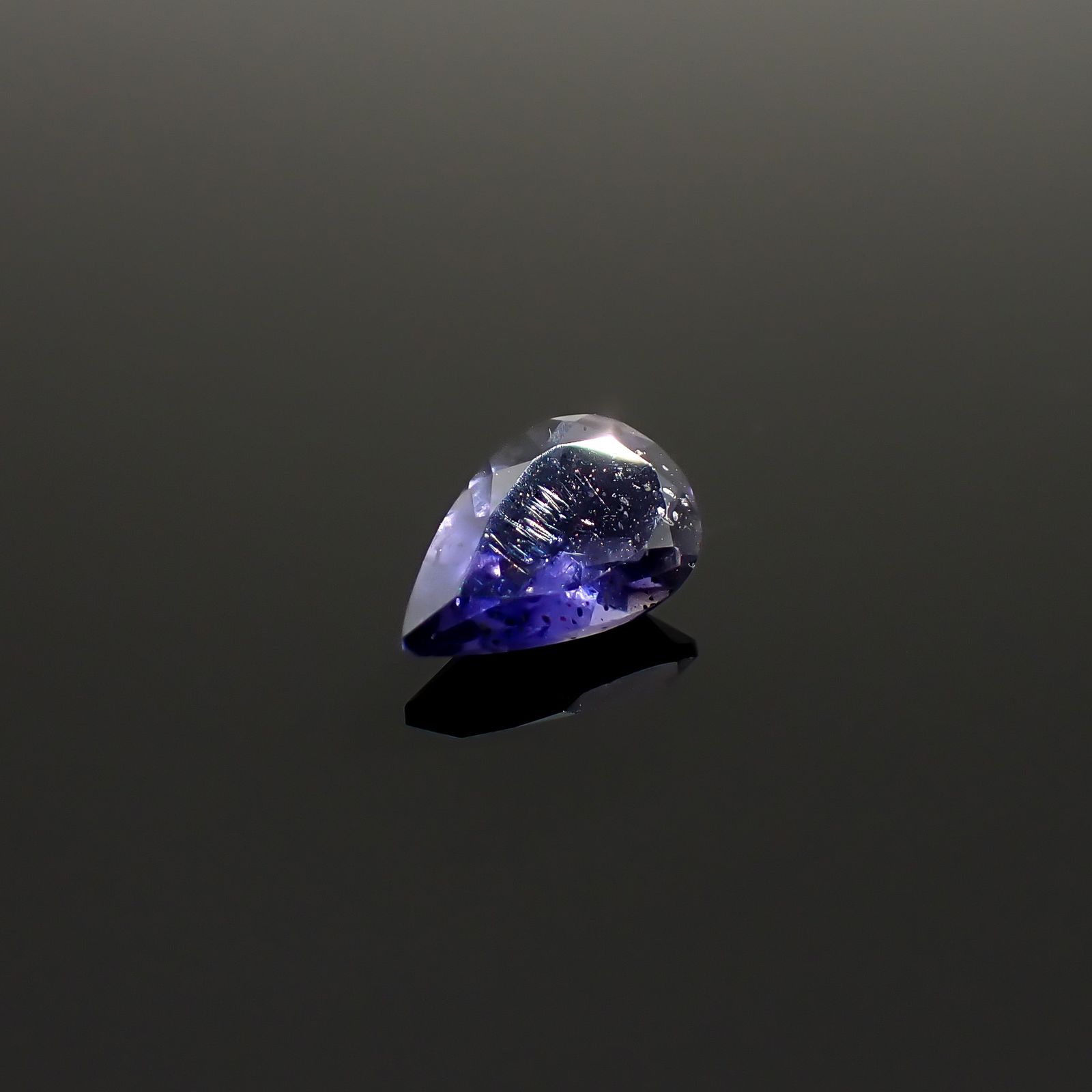 アイオライトサンストーン インド/ブラジル産 0.60ct / 7.9x5mm前後 [260932630]