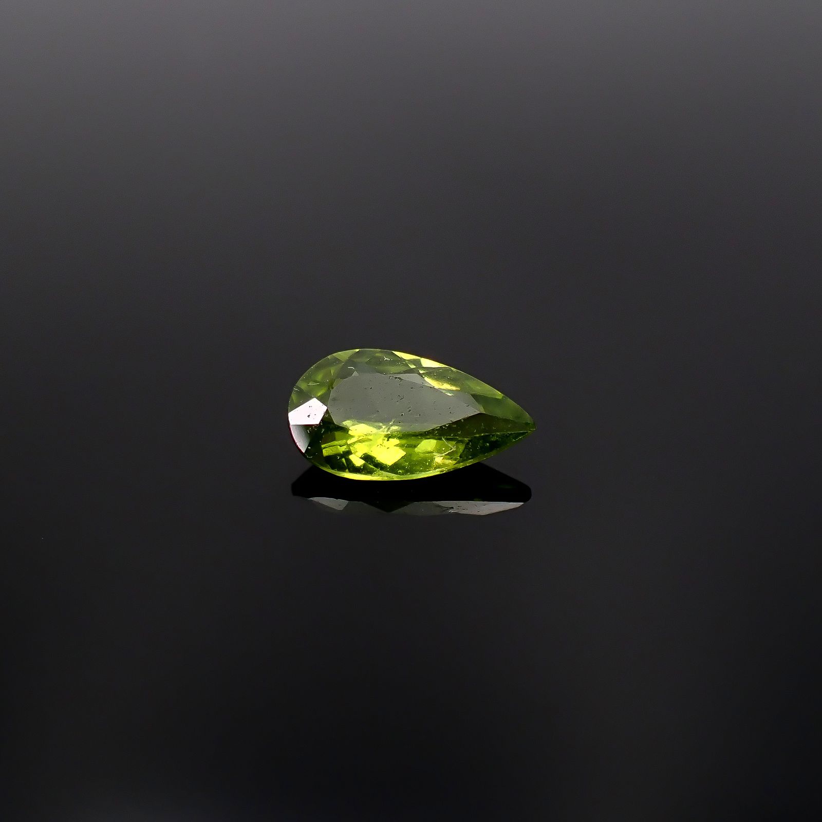 ベスビアナイト(アイドクレース) ケニア産 0.93ct / 9.1x5.1mm前後 [260231717]